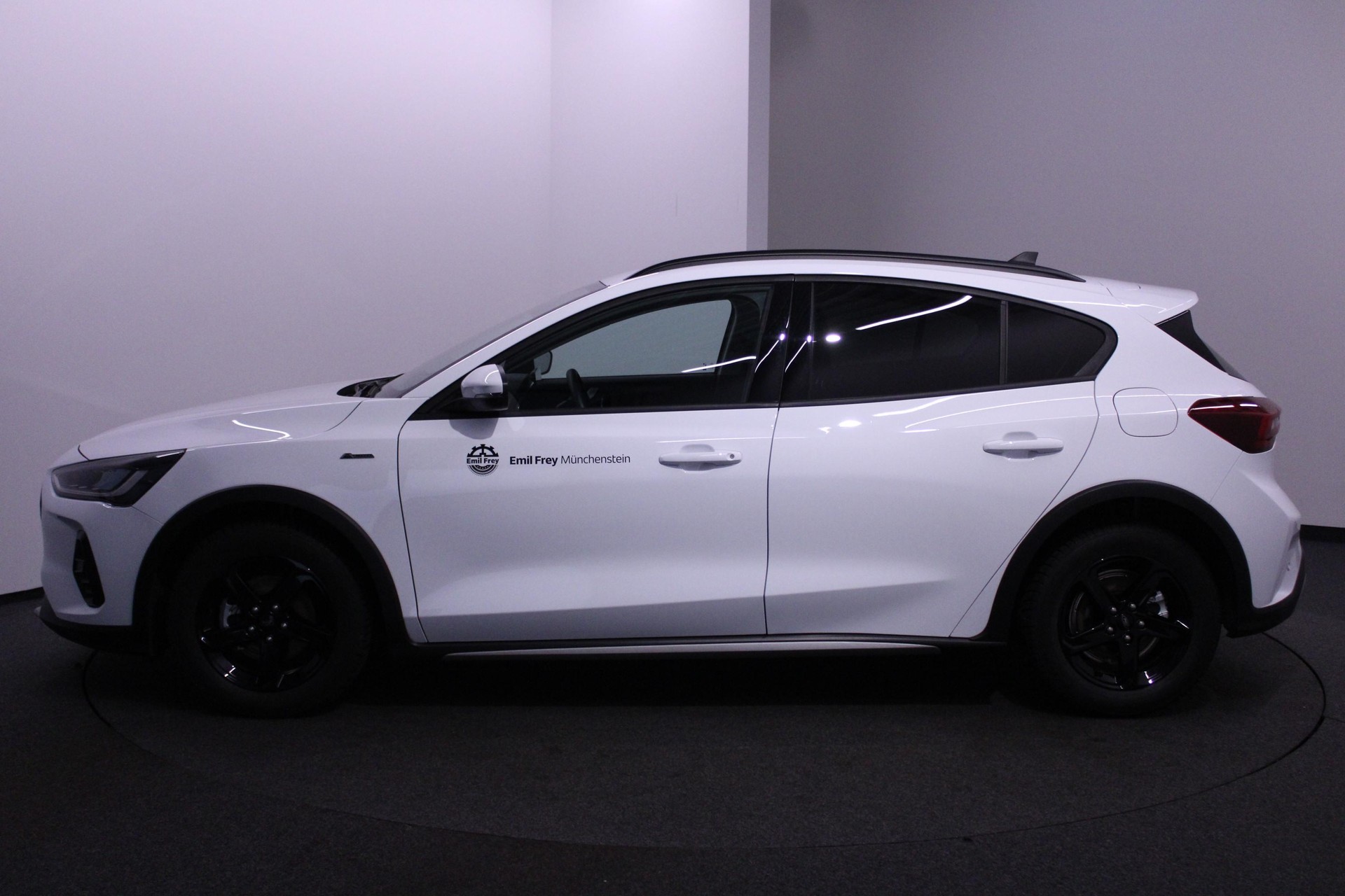 FORD Focus 1.0i EcoB Hybrid 125 Active X-showroom-element-1
