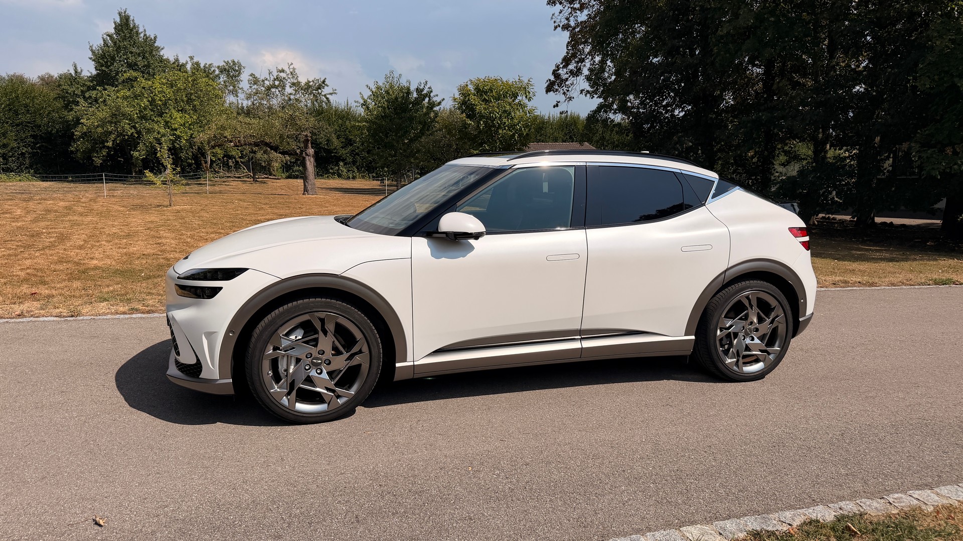 GENESIS Dual Motor Sport AWD