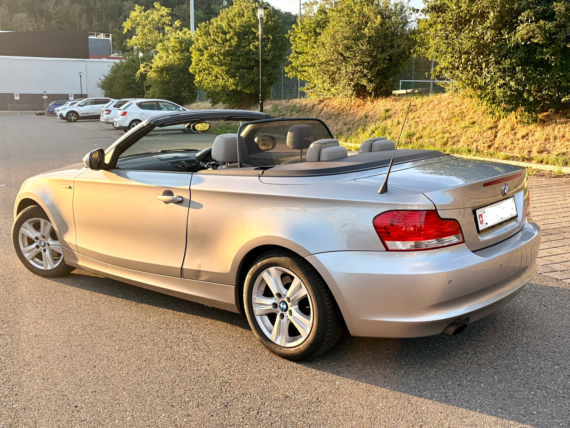 BMW 118i SE Cabrio-image-6