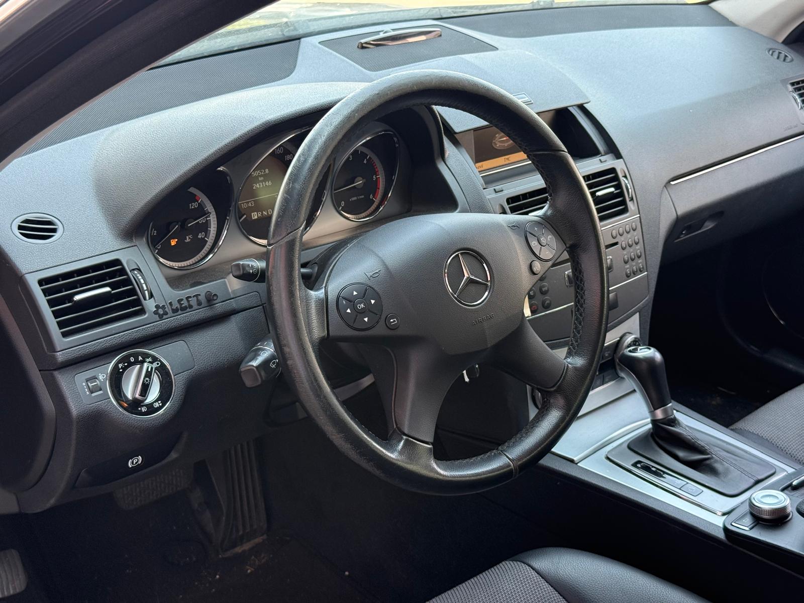 MERCEDES-BENZ C 220 CDI BlueEfficiency Elégance Automatic-image-9