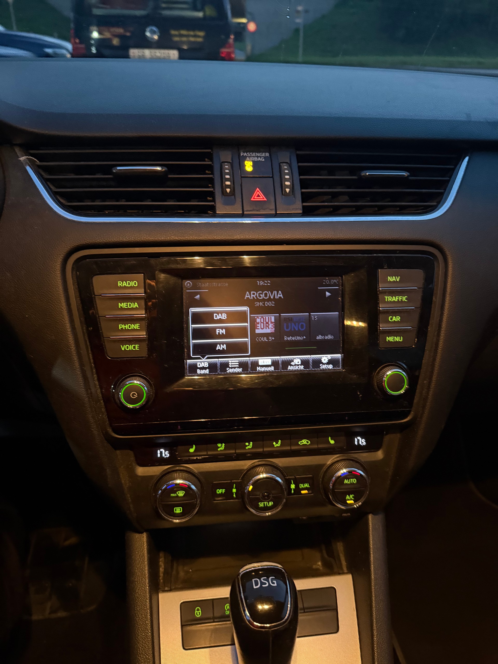 SKODA Octavia Combi 2.0 TDI Ambition DSG-image-9
