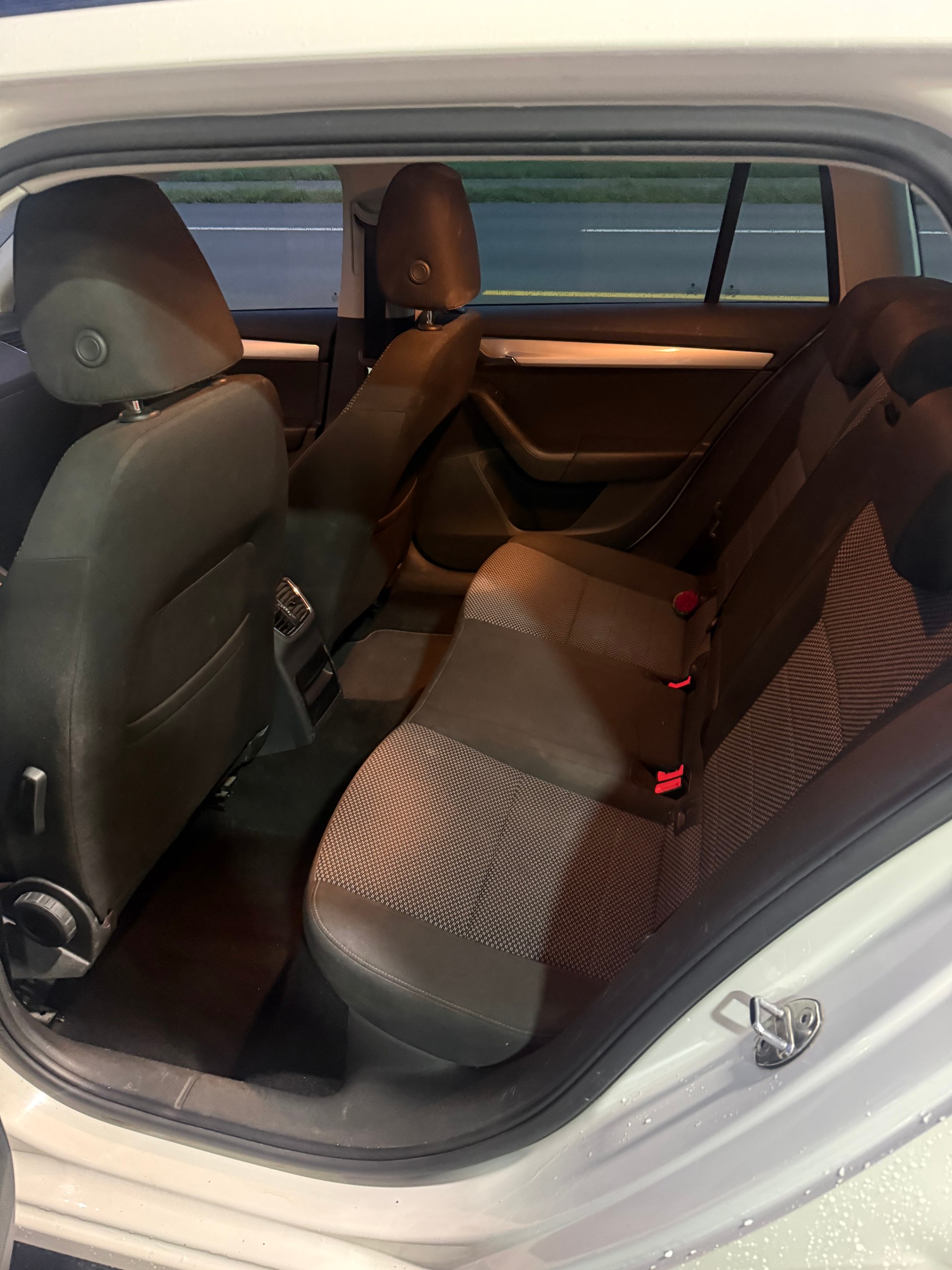 SKODA Octavia Combi 2.0 TDI Ambition DSG-image-11