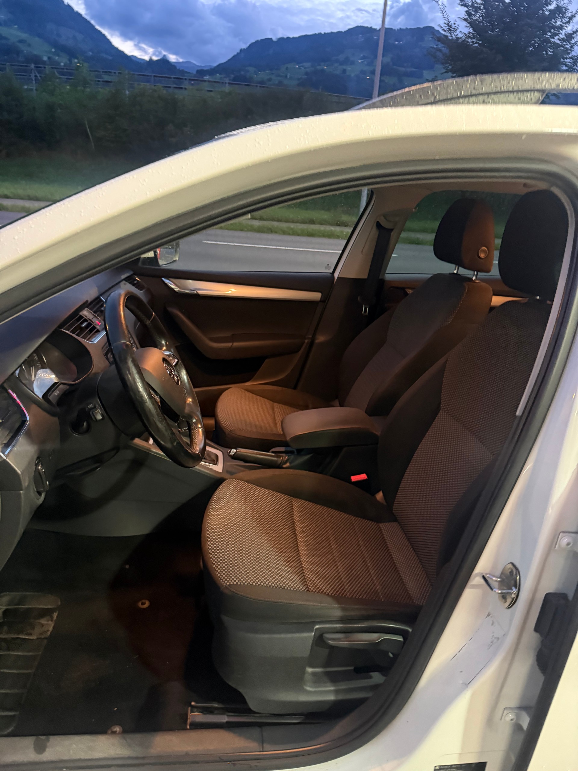 SKODA Octavia Combi 2.0 TDI Ambition DSG-image-10