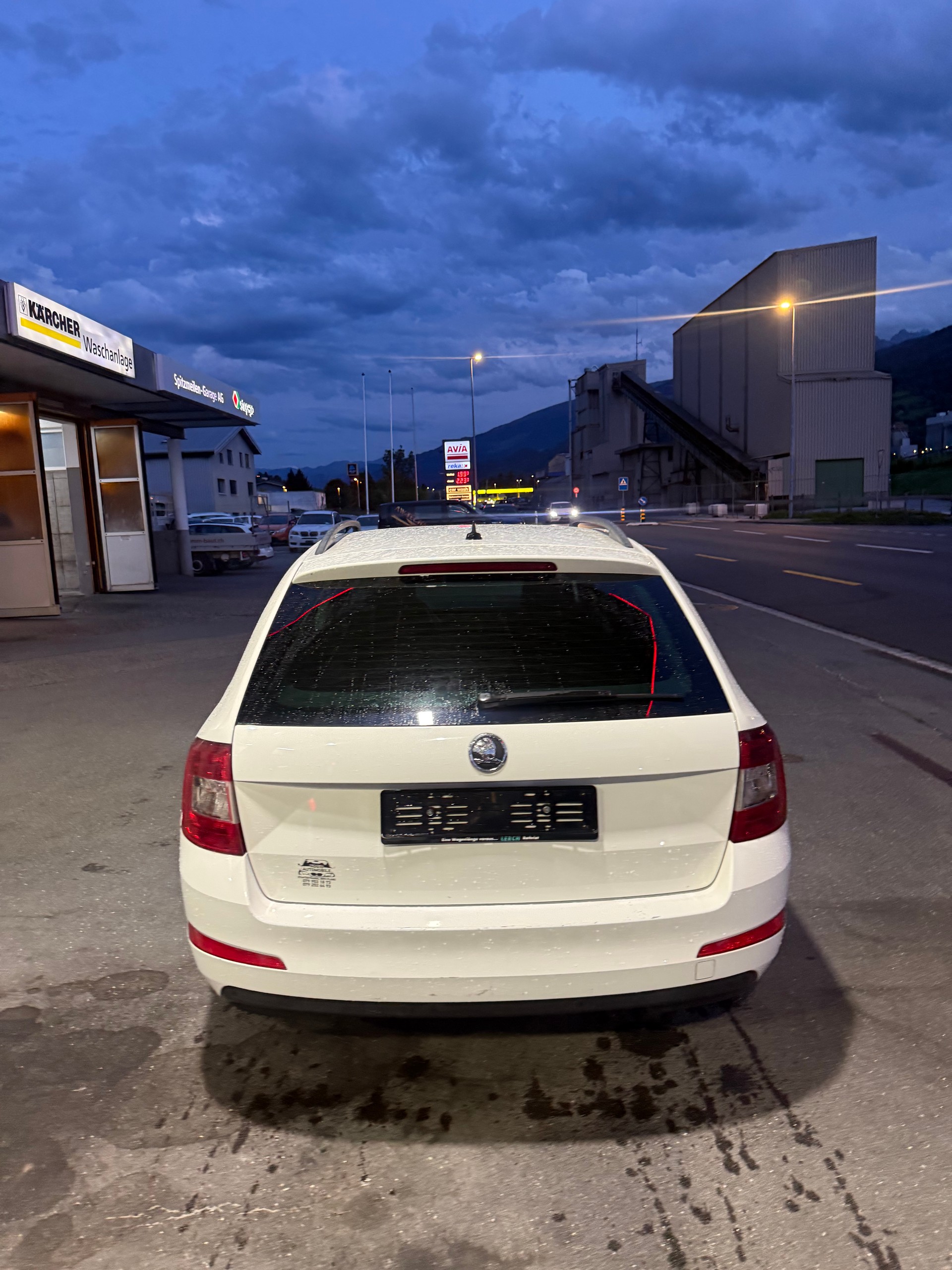 SKODA Octavia Combi 2.0 TDI Ambition DSG-image-14