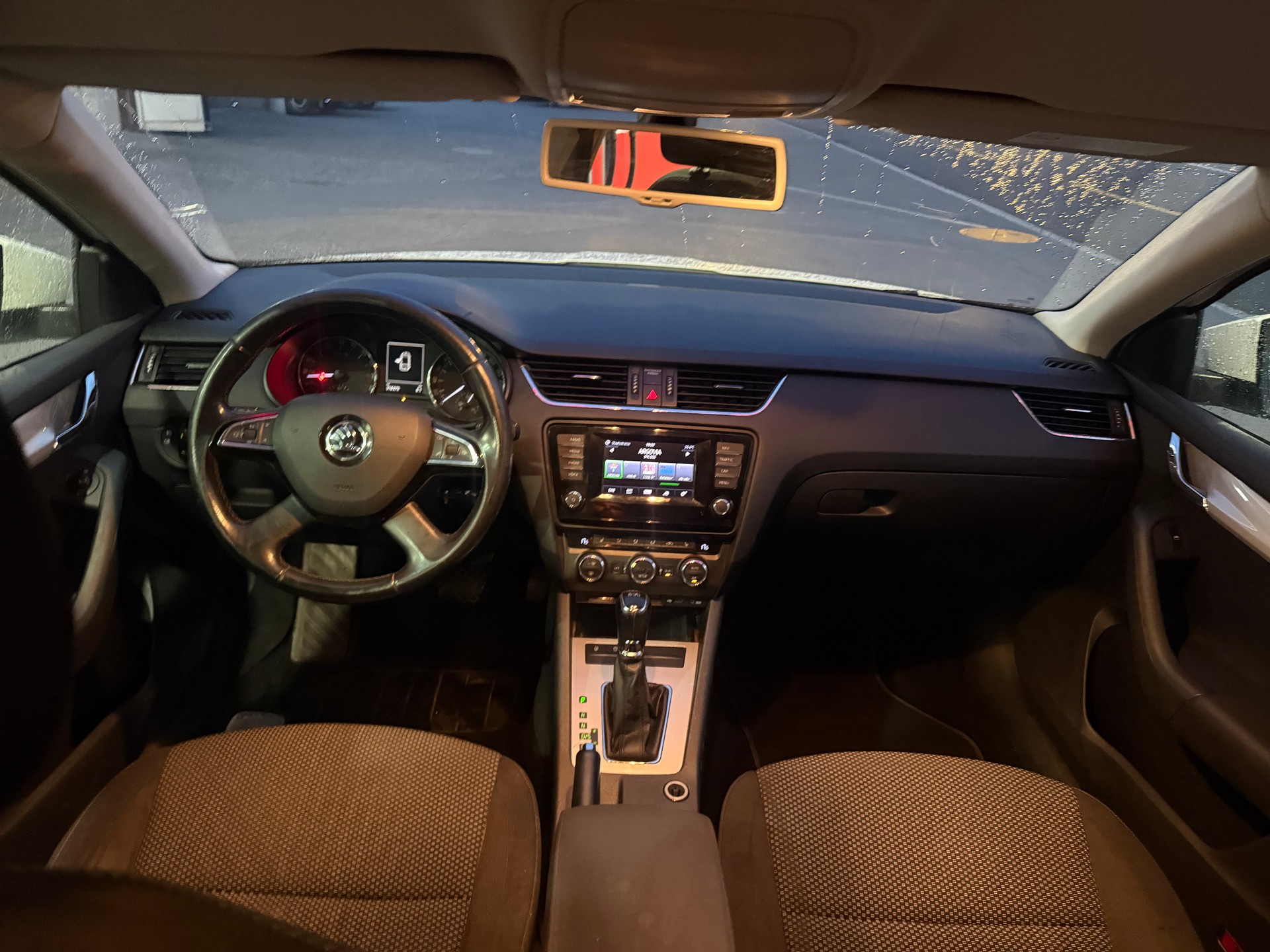 SKODA Octavia Combi 2.0 TDI Ambition DSG-image-8