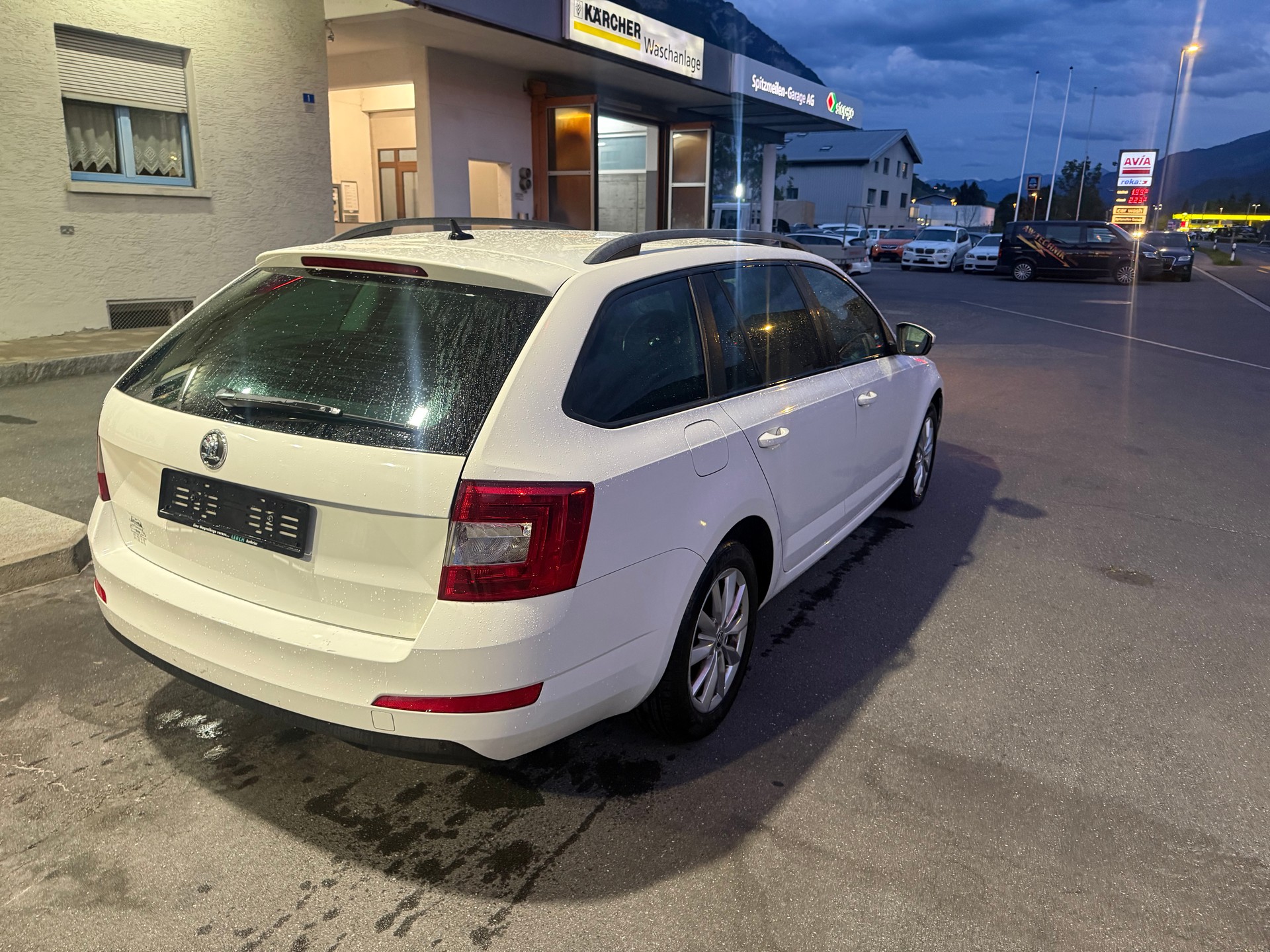 SKODA Octavia Combi 2.0 TDI Ambition DSG-image-15