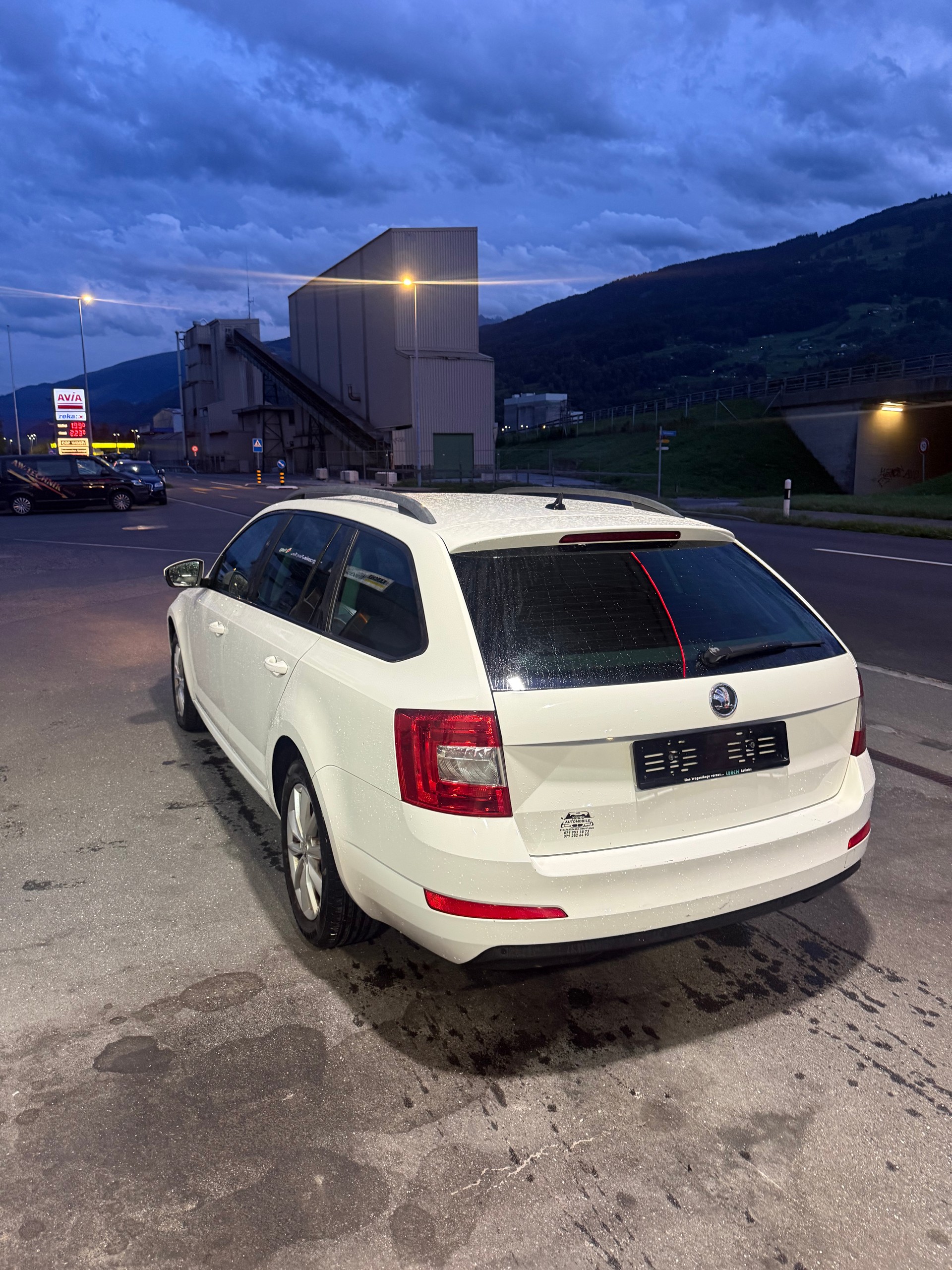 SKODA Octavia Combi 2.0 TDI Ambition DSG-image-13
