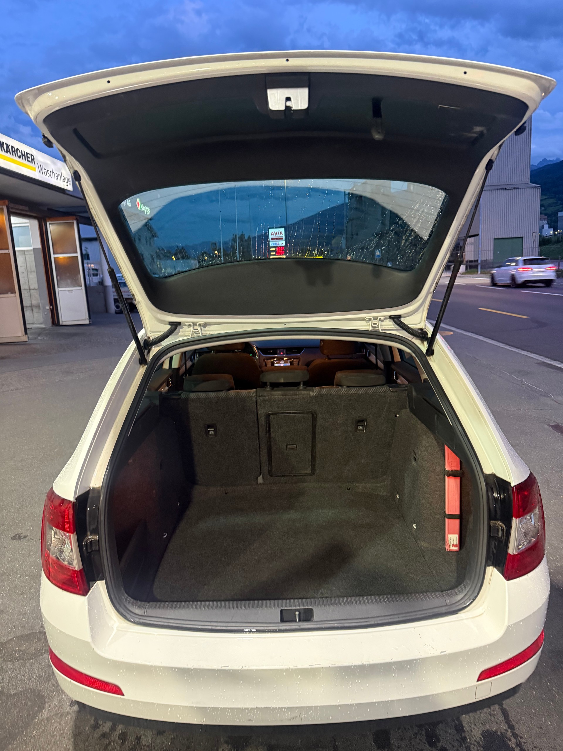 SKODA Octavia Combi 2.0 TDI Ambition DSG-image-12