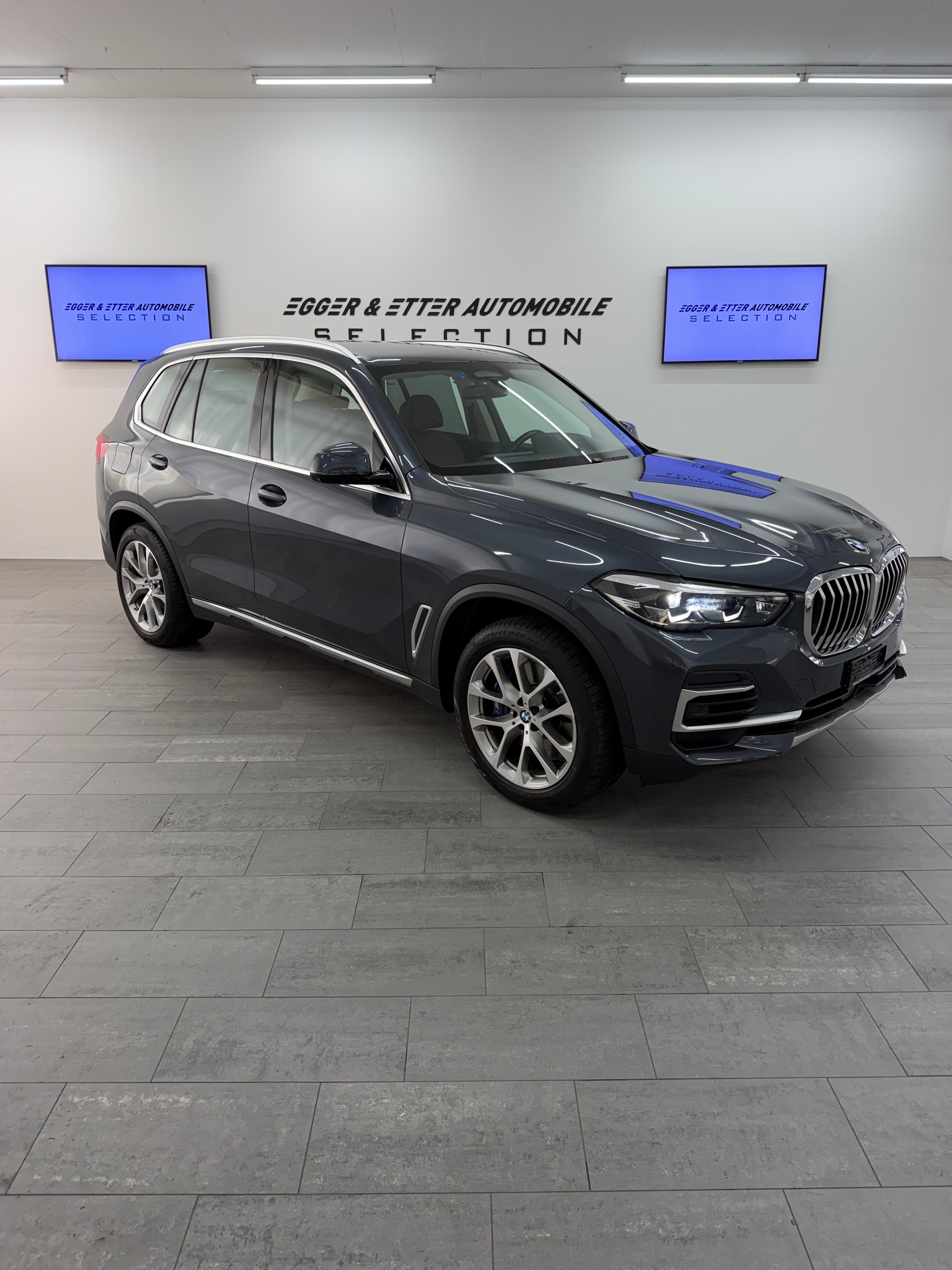 BMW X5-showroom-element-2