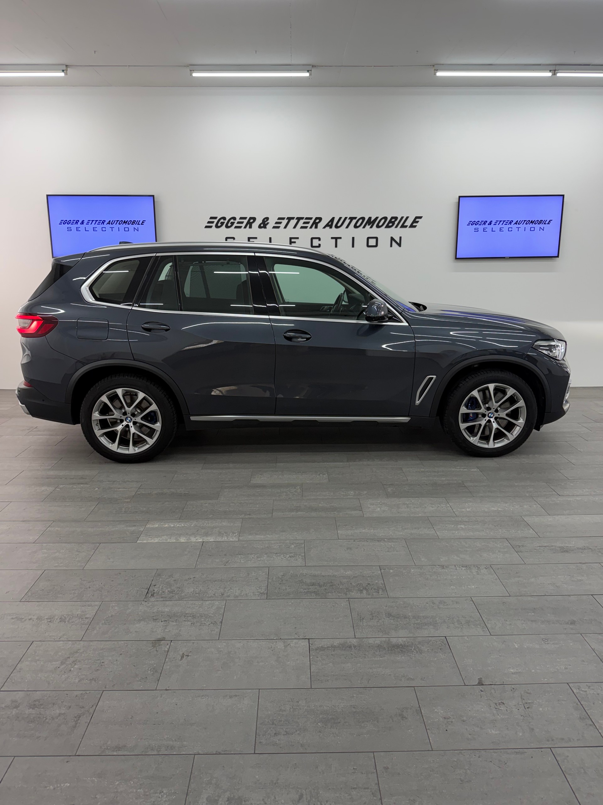 BMW X5-showroom-element-3