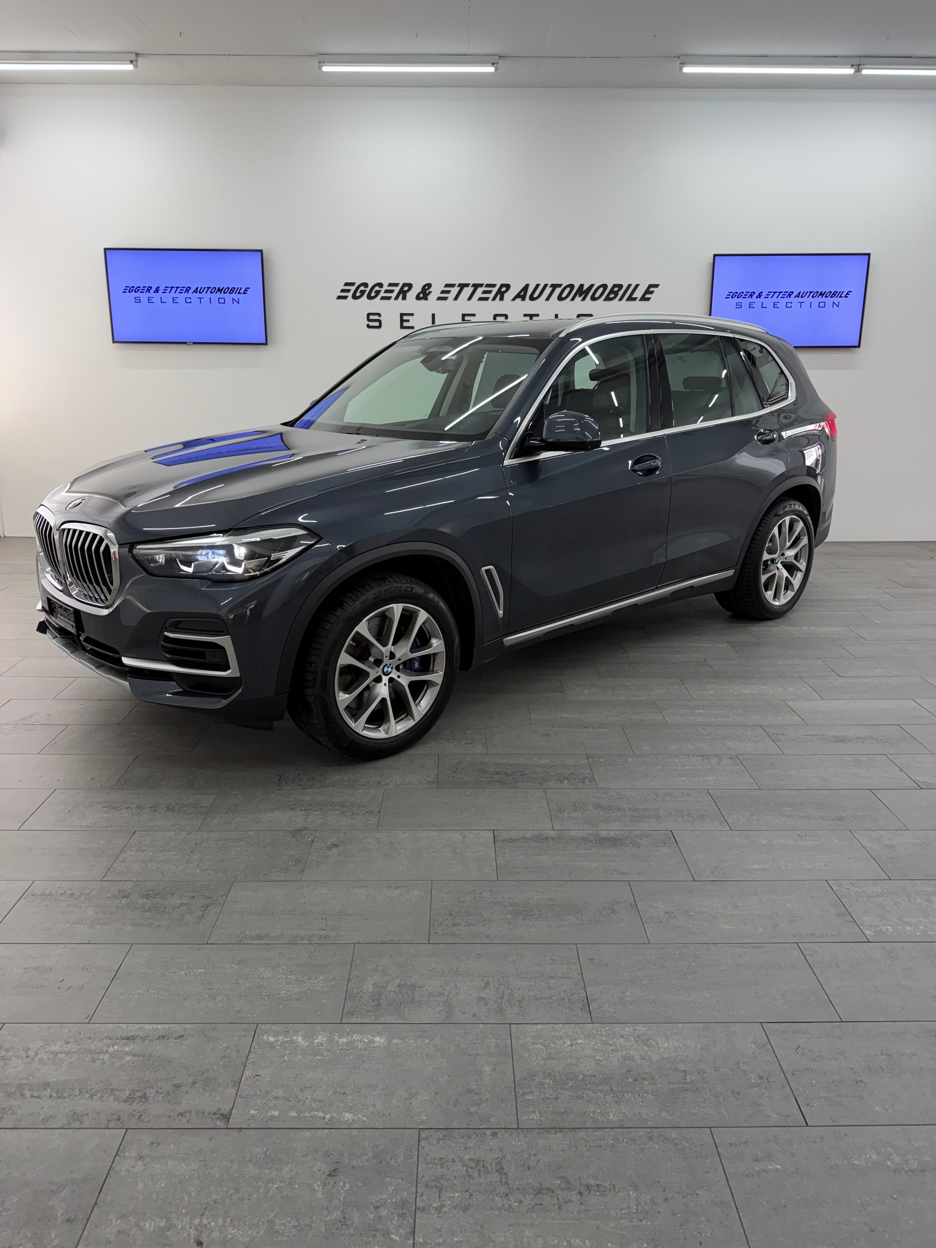 BMW X5-showroom-element-1