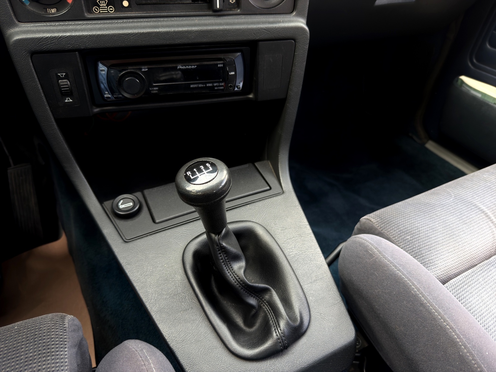 BMW BMW 520i E28-image-13