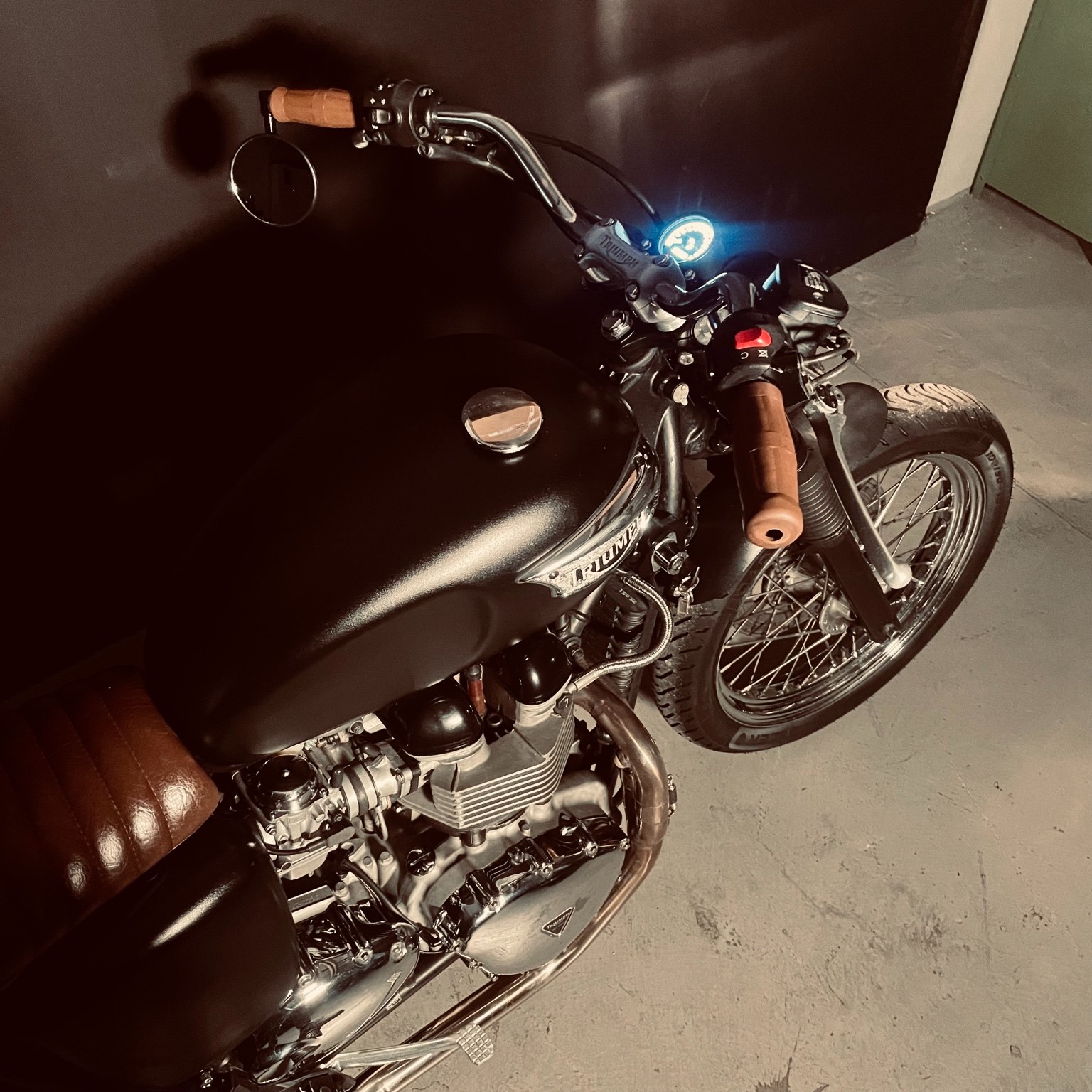 TRIUMPH Bonneville 900 T100-image-4