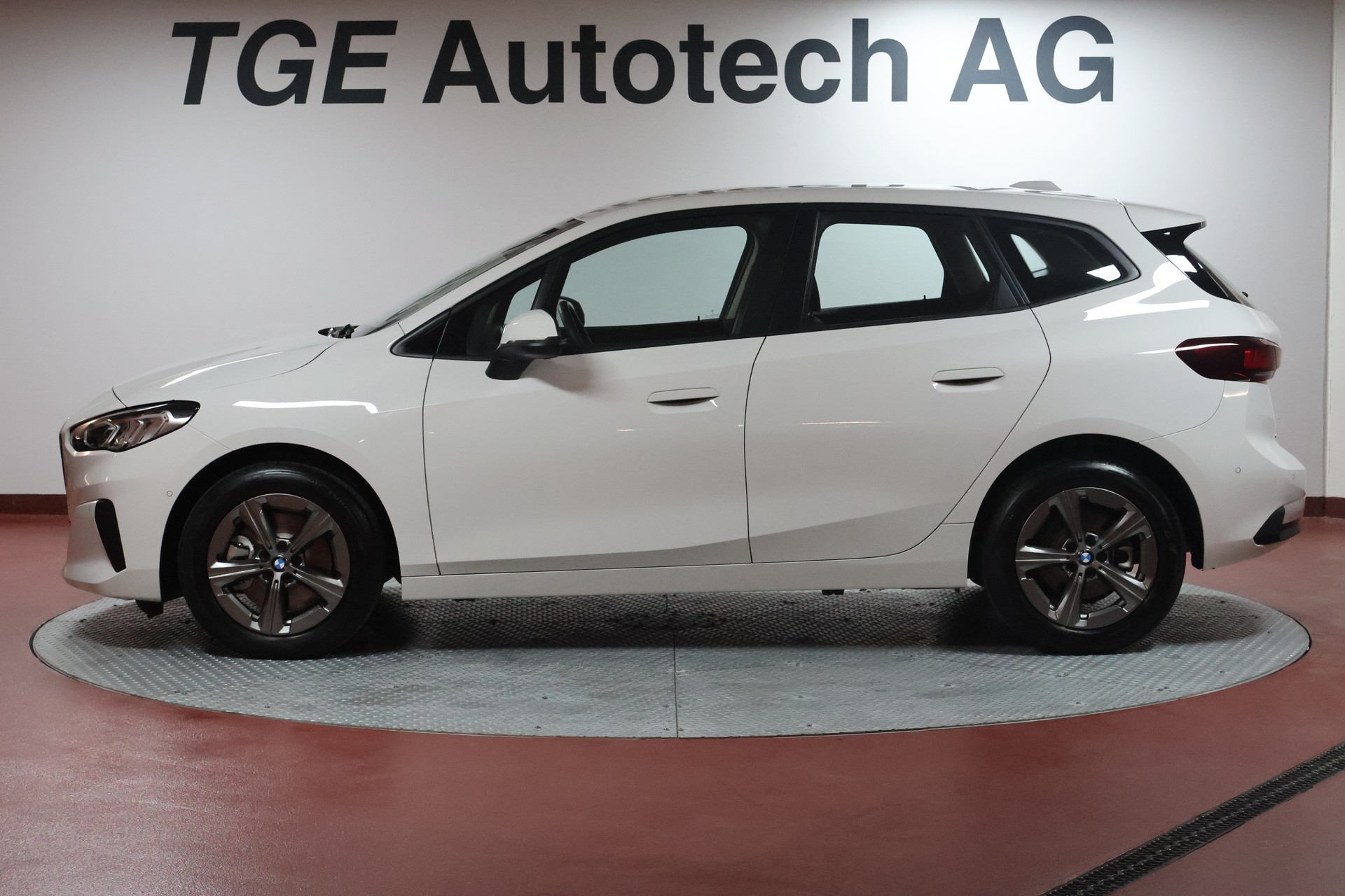BMW 223d Active Tourer xDrive DKG-showroom-element-3