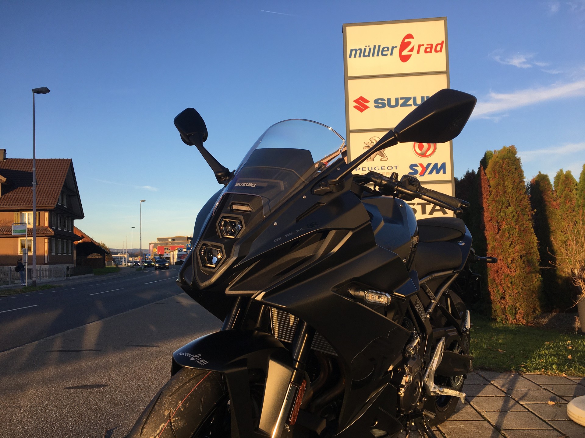 SUZUKI GSX-8R-image-2