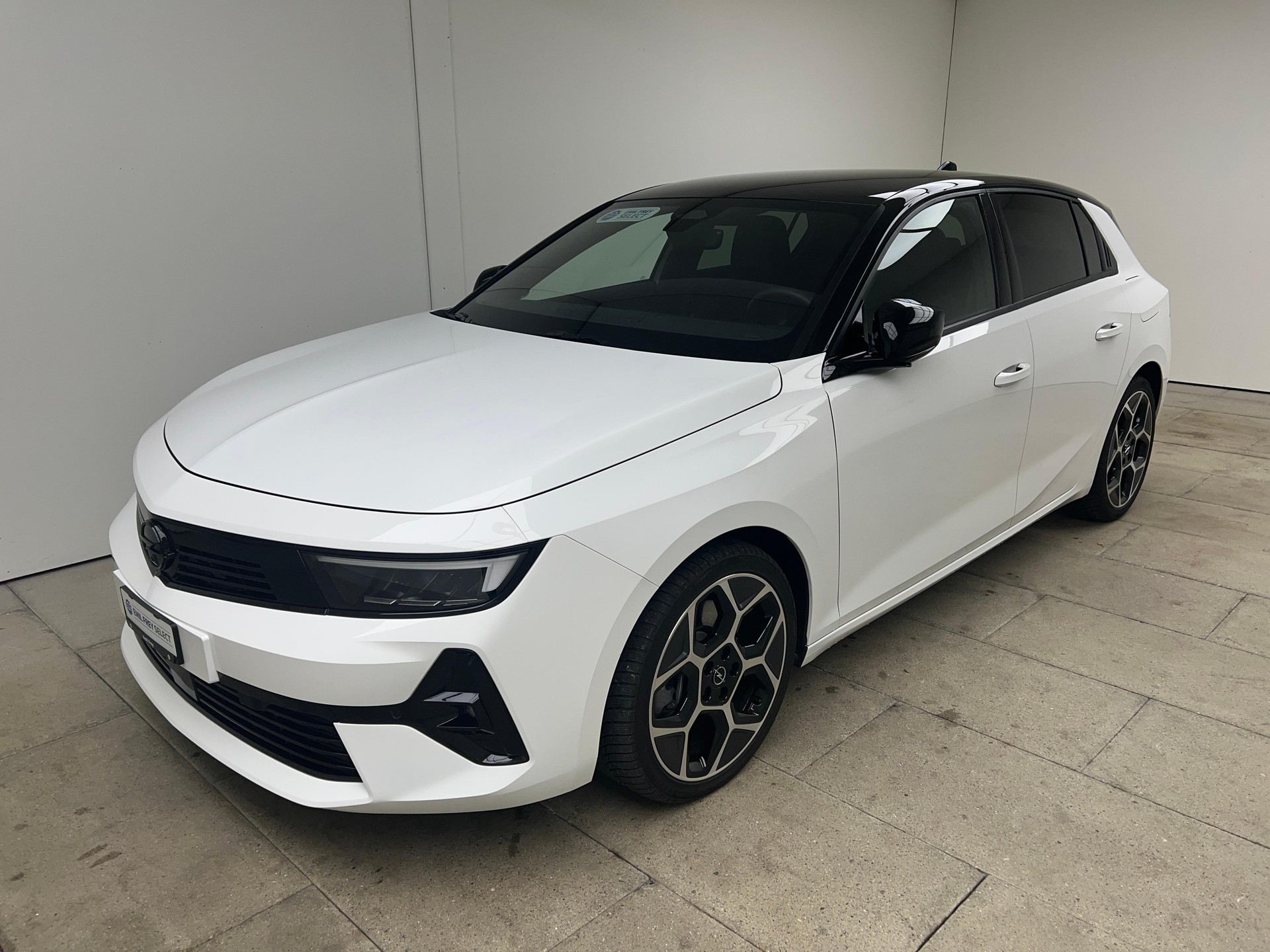 OPEL Astra 1.6 T PHEV 180 Swiss Plus / ab 3,99% Leasing bei Abschluss einer Protect Autoversicherung-showroom-element-1