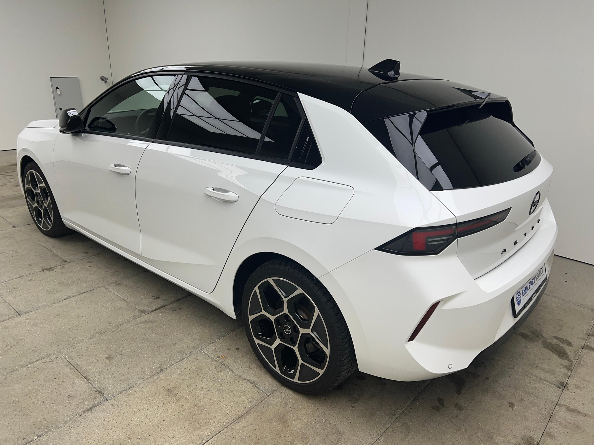 OPEL Astra 1.6 T PHEV 180 Swiss Plus / ab 3,99% Leasing bei Abschluss einer Protect Autoversicherung-showroom-element-2