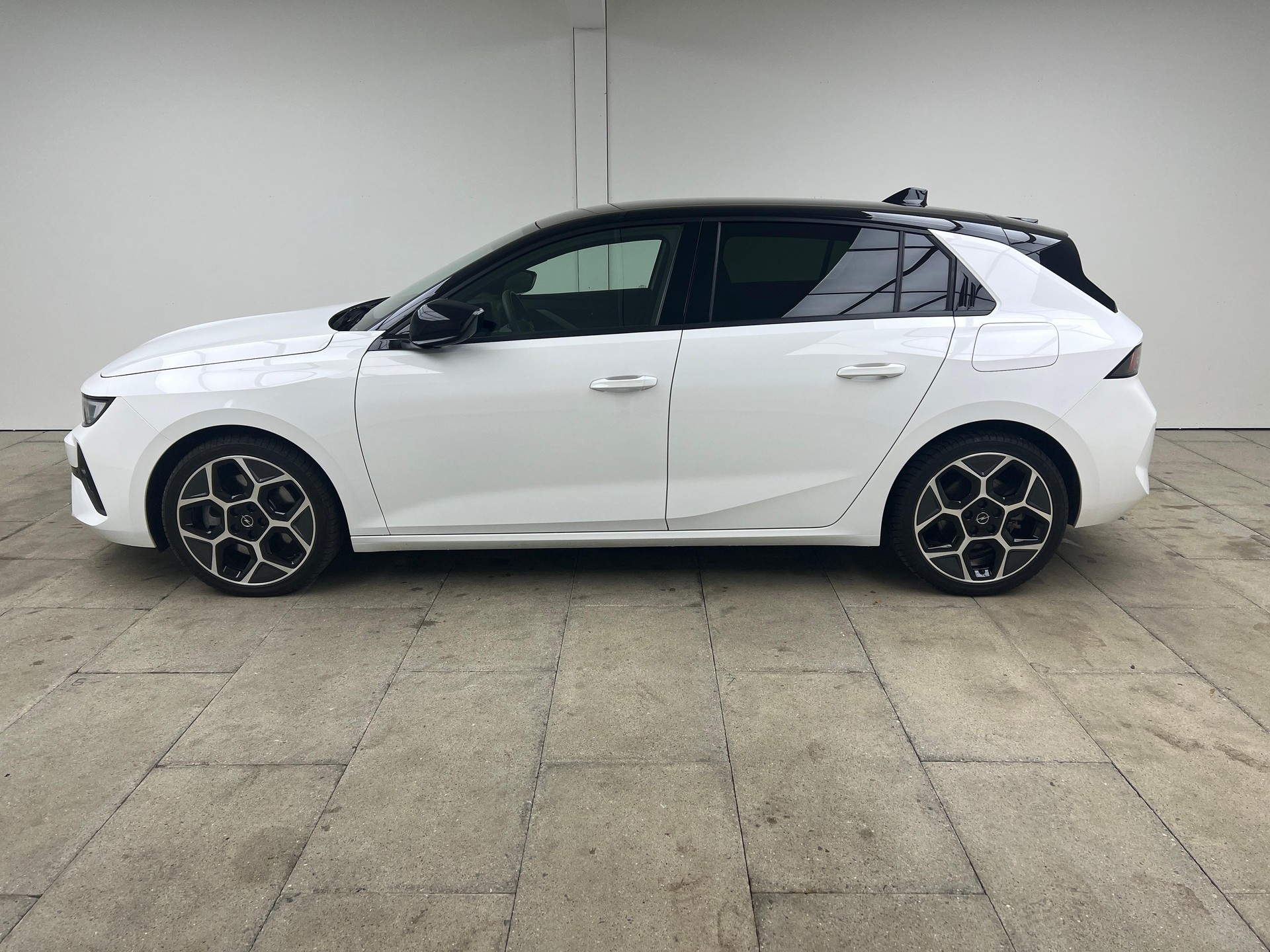 OPEL Astra 1.6 T PHEV 180 Swiss Plus / ab 3,99% Leasing bei Abschluss einer Protect Autoversicherung-showroom-element-3