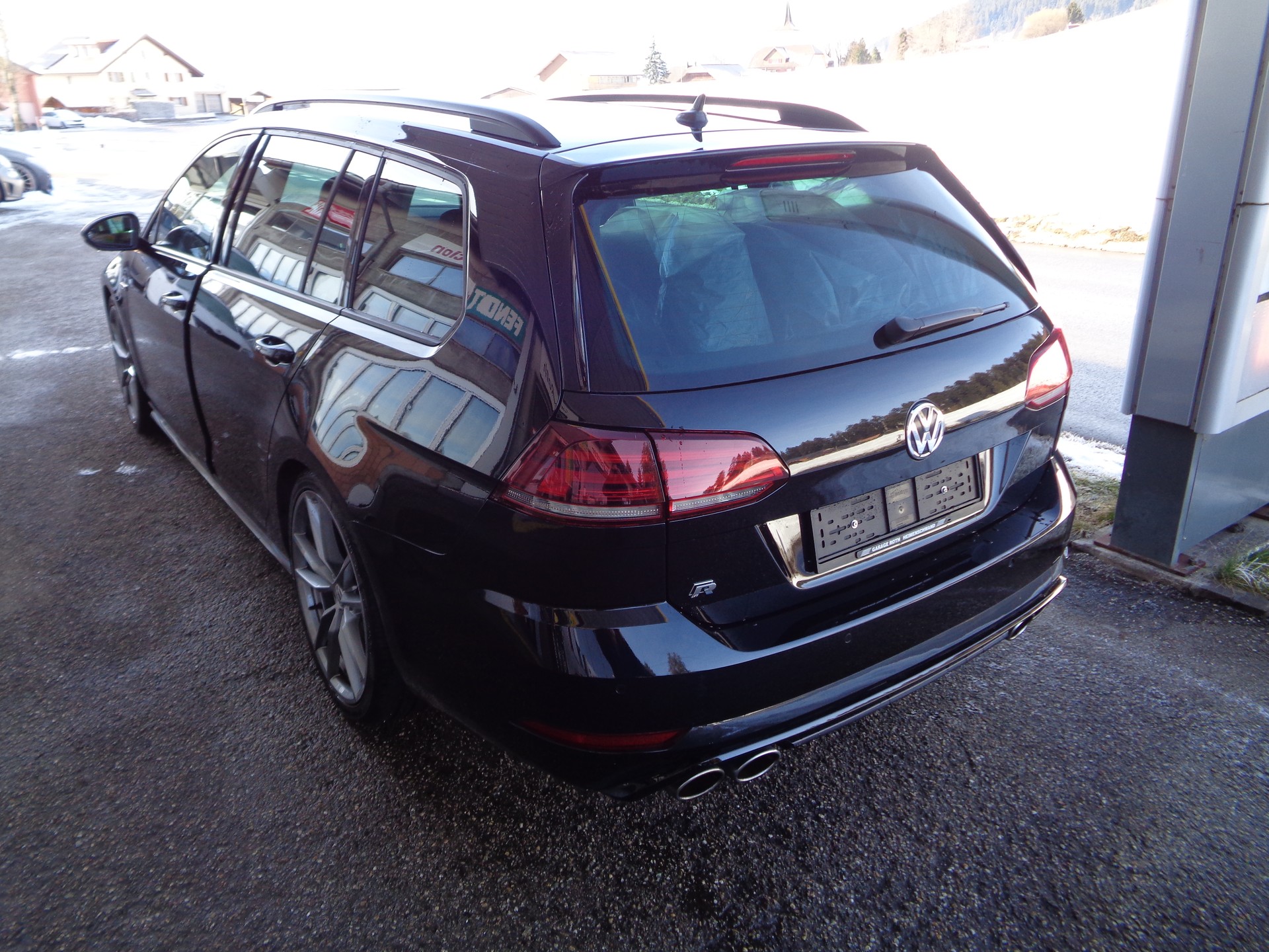 VW Golf Variant 2.0 TSI R 4Motion DSG-image-2