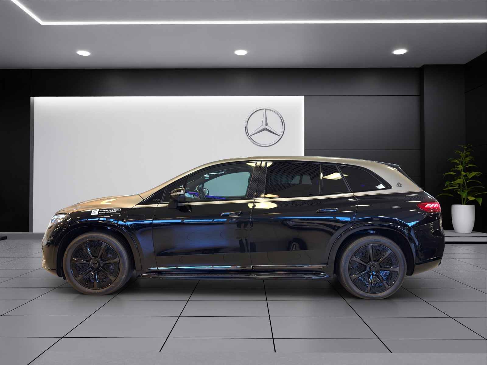 MERCEDES-BENZ EQS SUV 680 Maybach-showroom-element-2