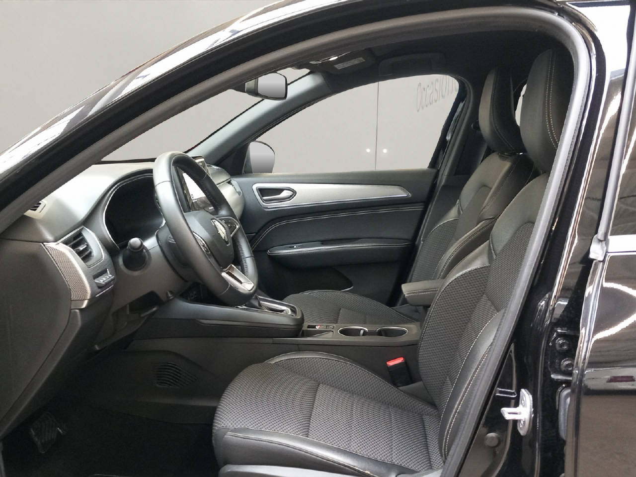 RENAULT Arkana 1.6 E-Tech techno-showroom-element-3