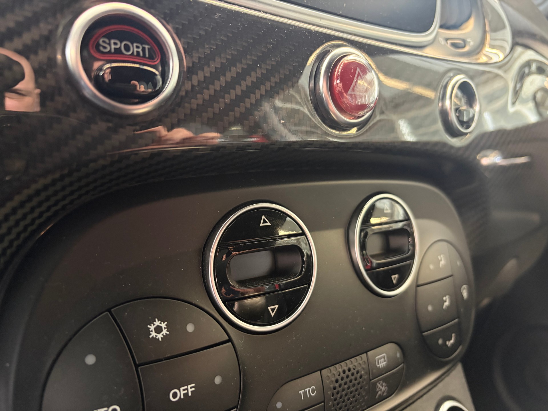 FIAT 595 1.4 16V Turbo Abarth Competizione | CH | Carbon | Bi-Xenon | Navigation Touch |-image-17