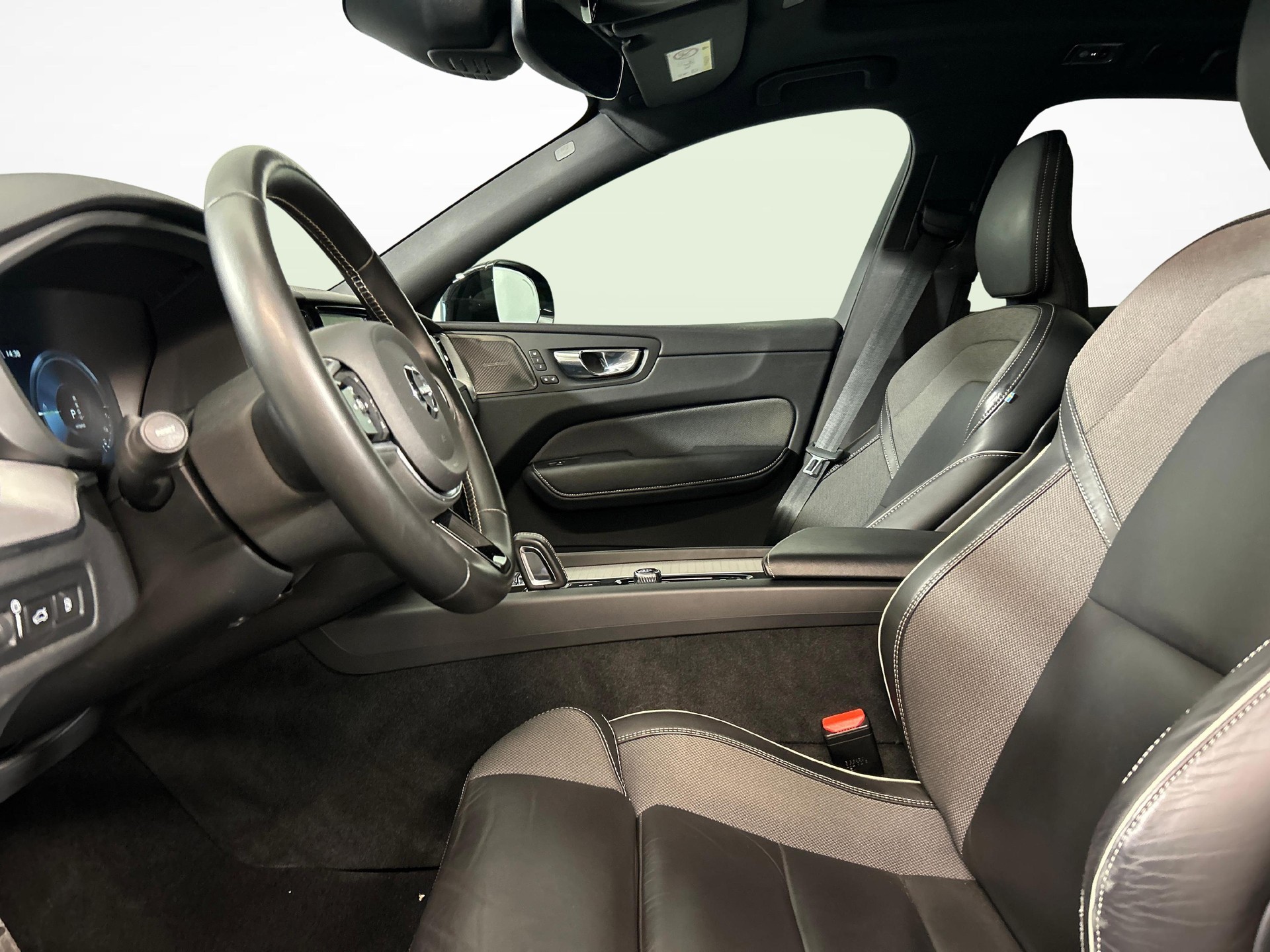 VOLVO XC60 2.0 T8 TE R-Design eAWD-showroom-element-3