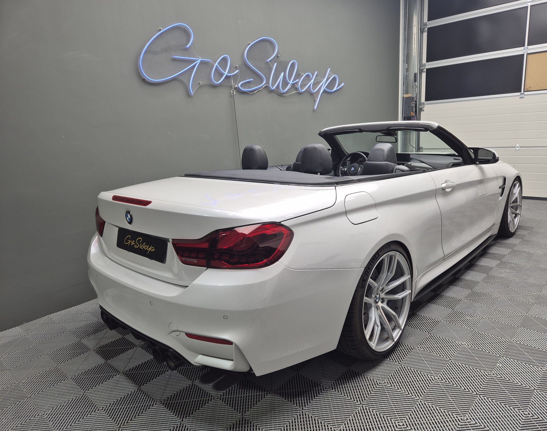 BMW M4 Cabriolet DKG-showroom-element-2