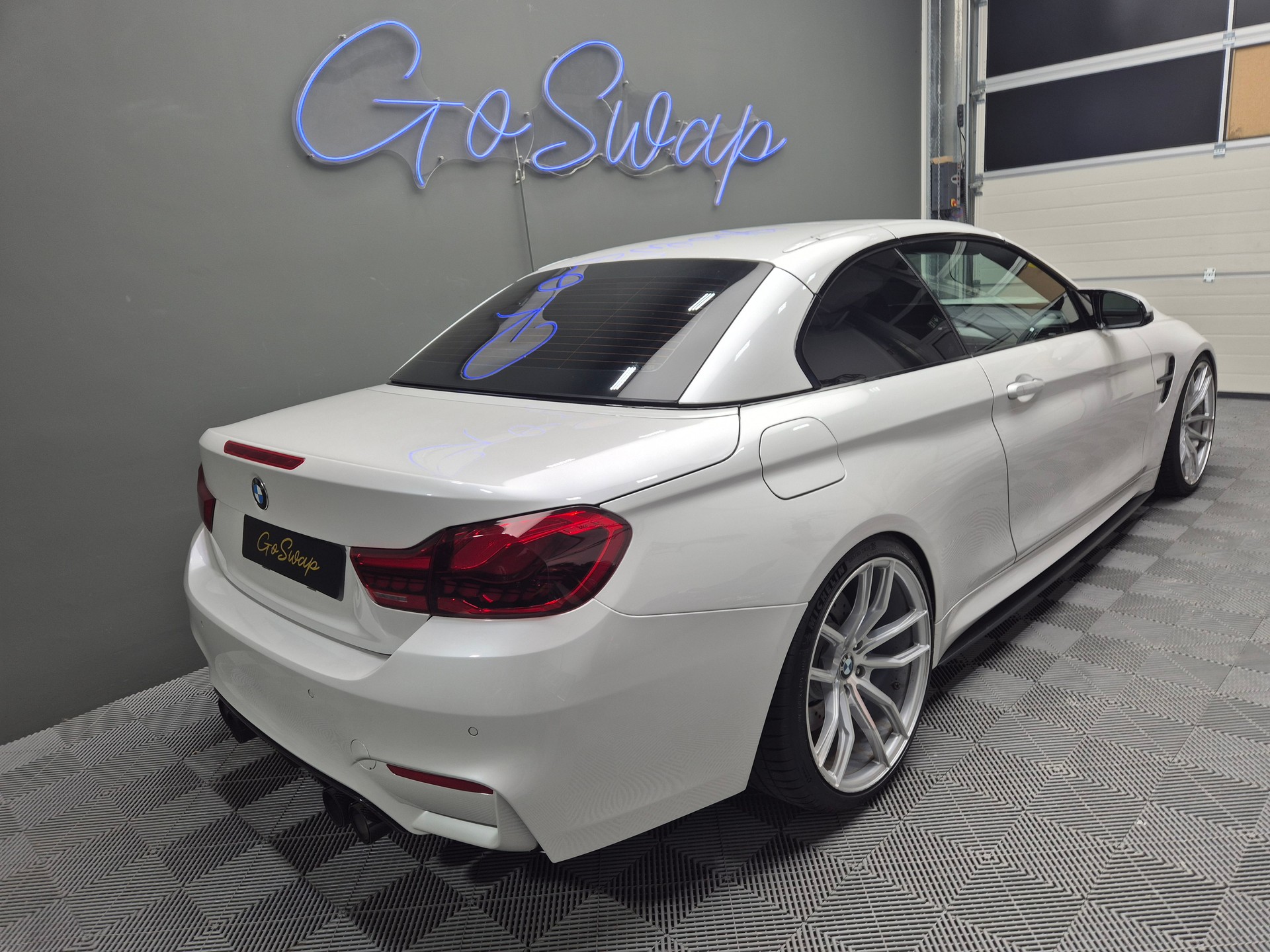 BMW M4 Cabriolet DKG-showroom-element-3