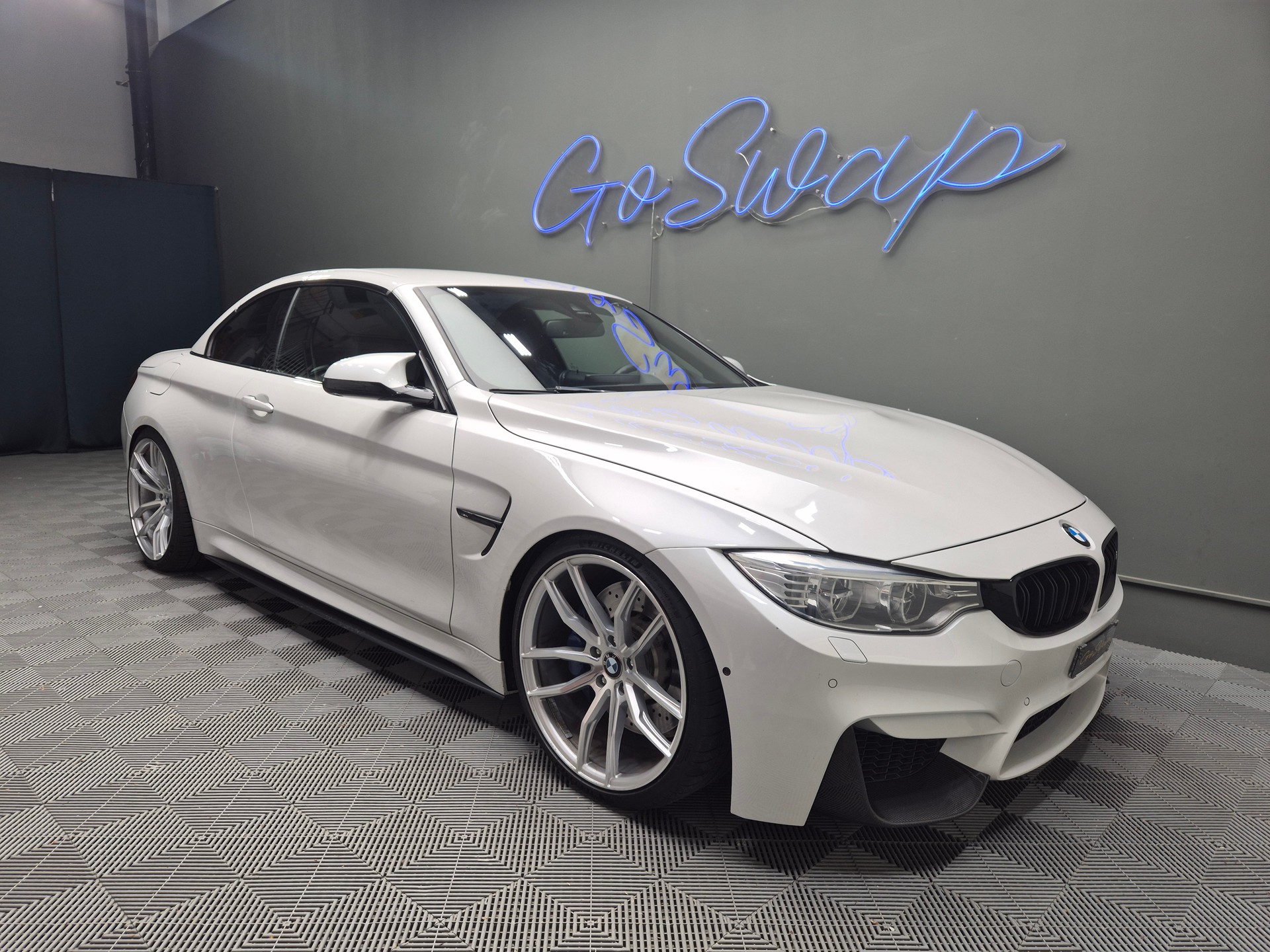 BMW M4 Cabriolet DKG-showroom-element-1