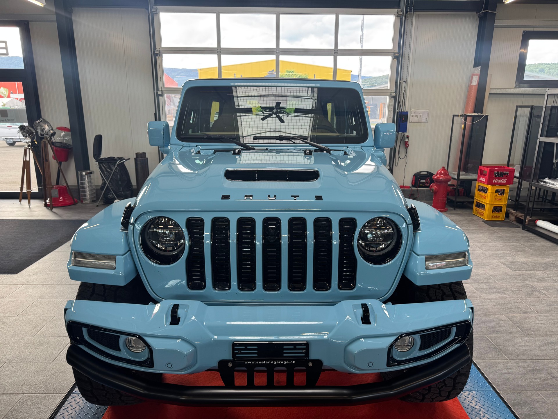 JEEP Unlimited Brute Edition 2.0 4Xe Skyone-showroom-element-1