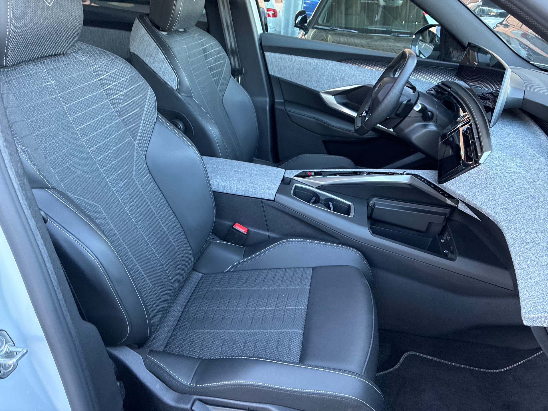 PEUGEOT 3008 145 e-DCS6 Hybrid GT-image-13