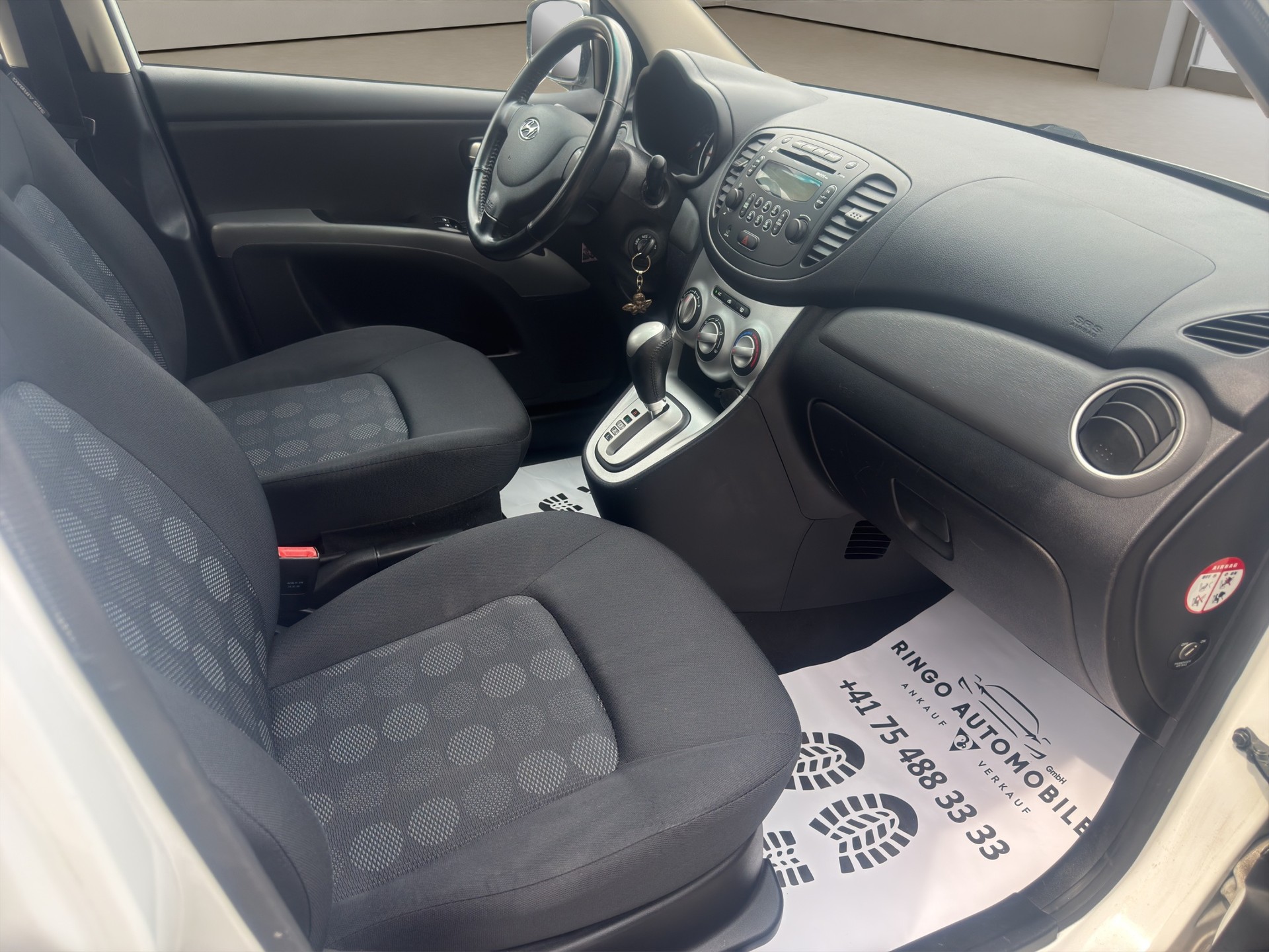 HYUNDAI i10 1.1 Style Automatic-image-13
