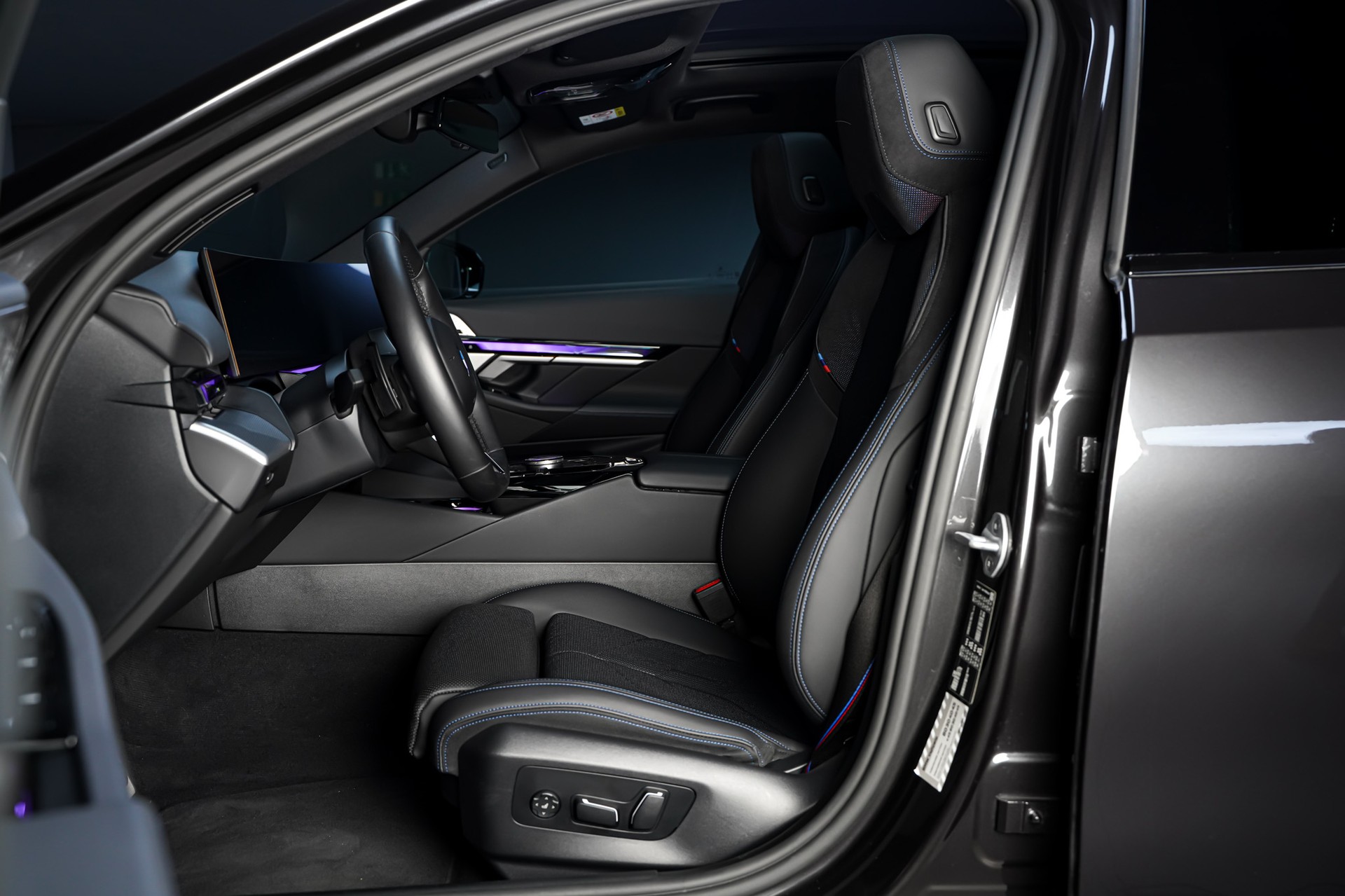 BMW 520i sDrive 48V Touring M Sport Pro Steptronic-image-13