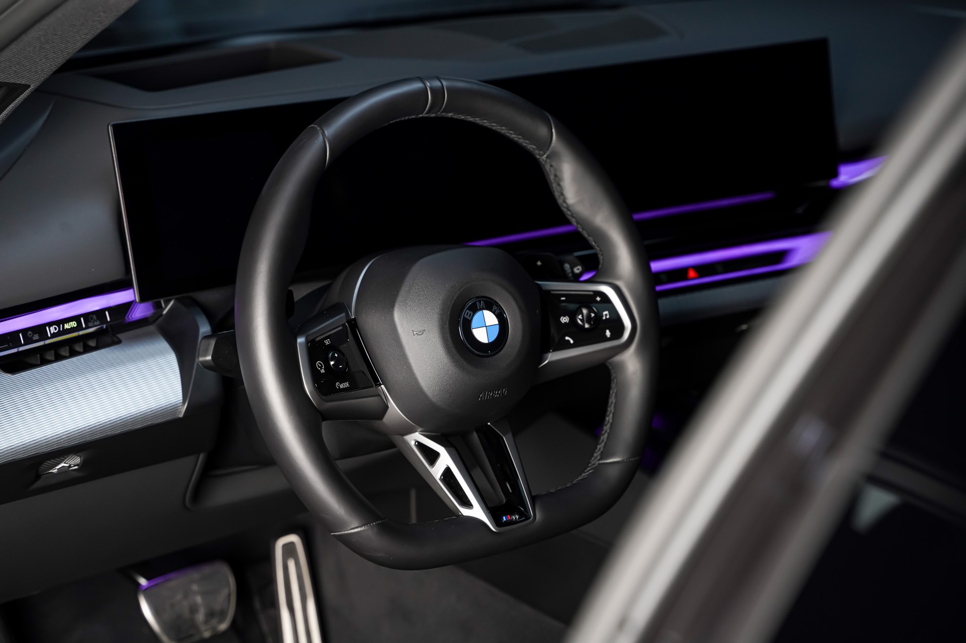 BMW 520i sDrive 48V Touring M Sport Pro Steptronic-image-10