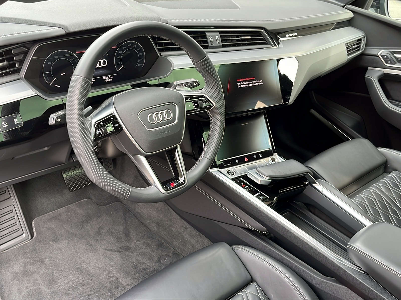 AUDI e-tron 55 S Line quattro-image-10