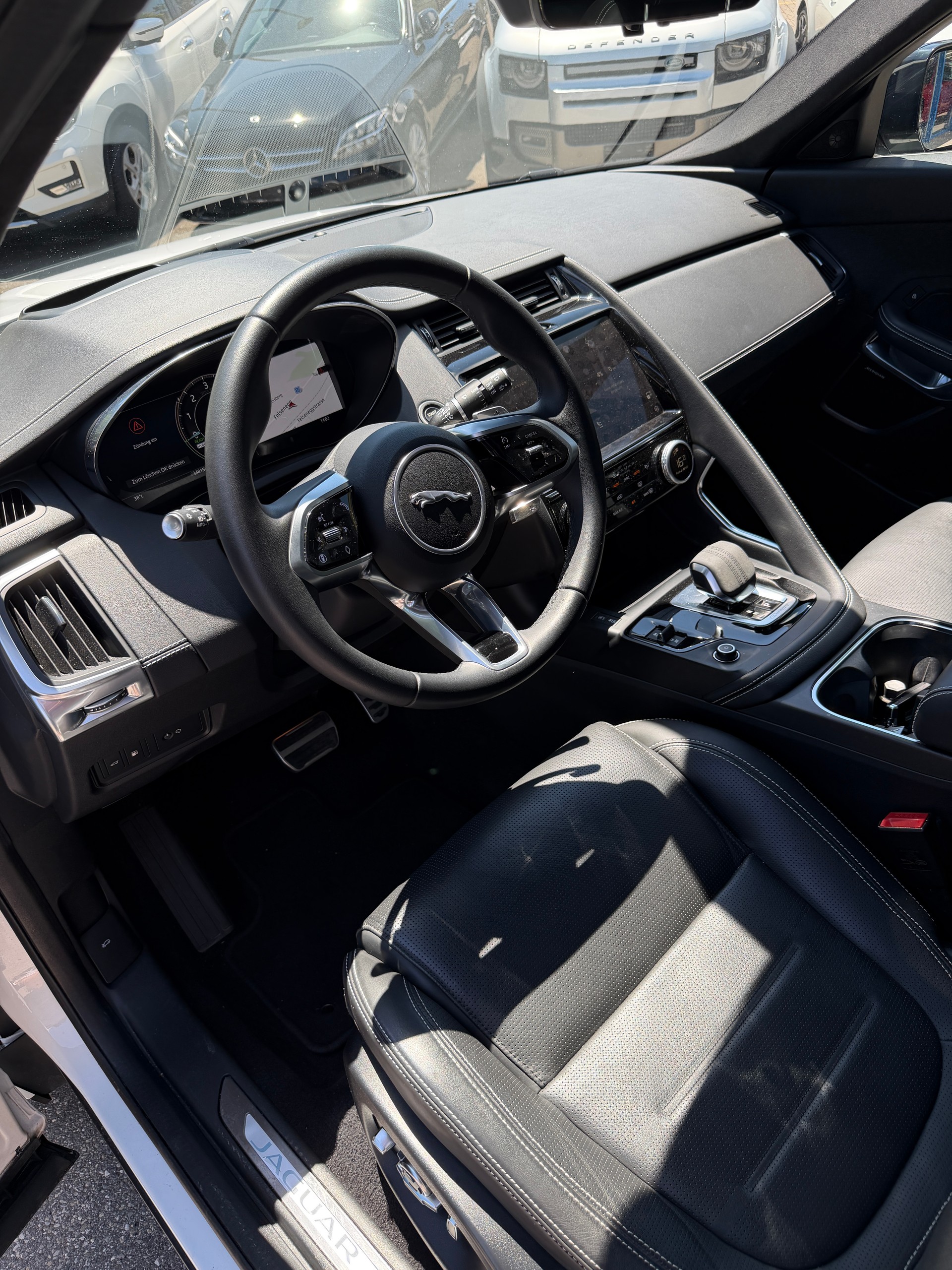 JAGUAR E-Pace 1.5 P300e R-Dynamic AWD HSE-image-6