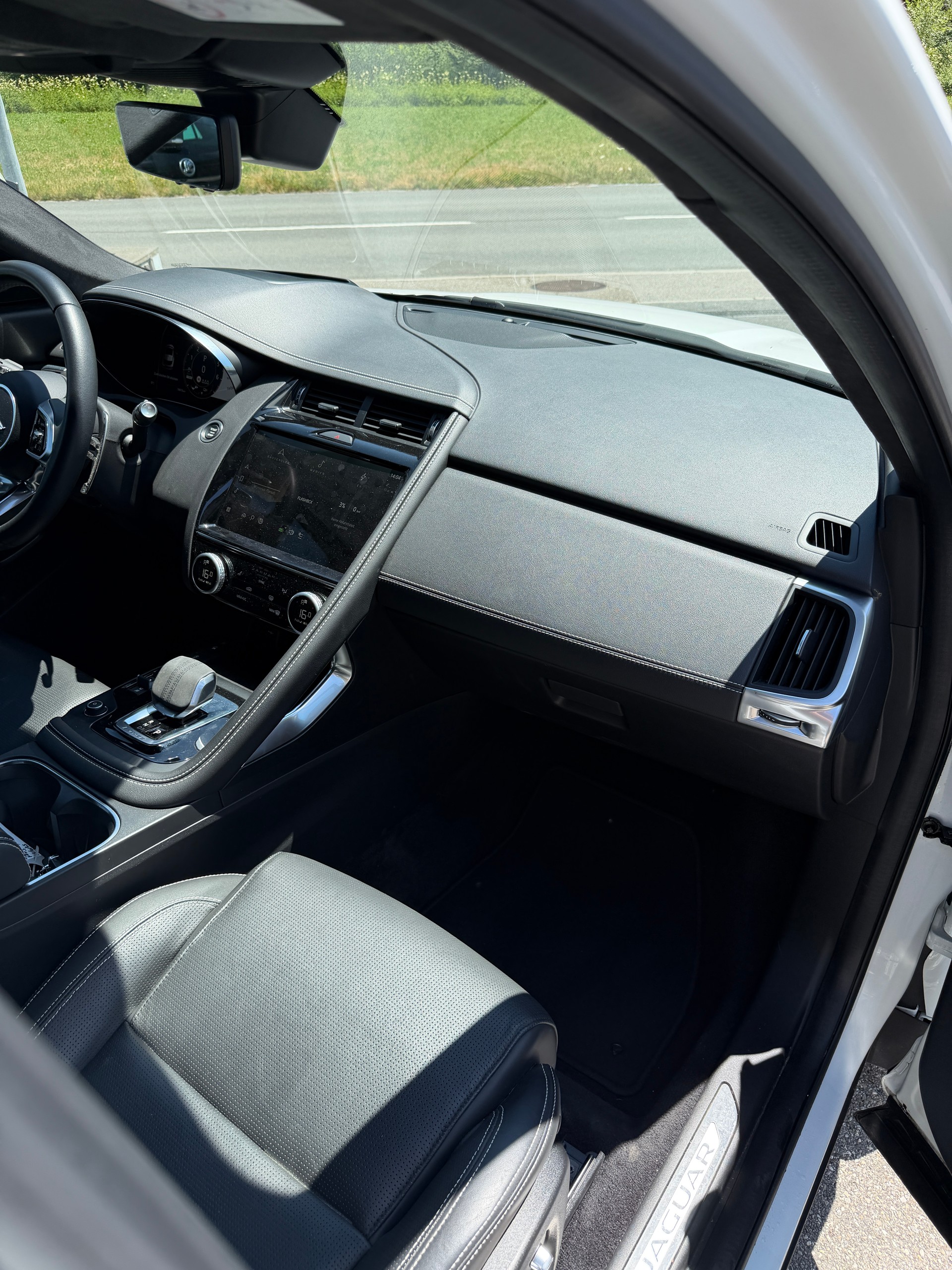 JAGUAR E-Pace 1.5 P300e R-Dynamic AWD HSE-image-9