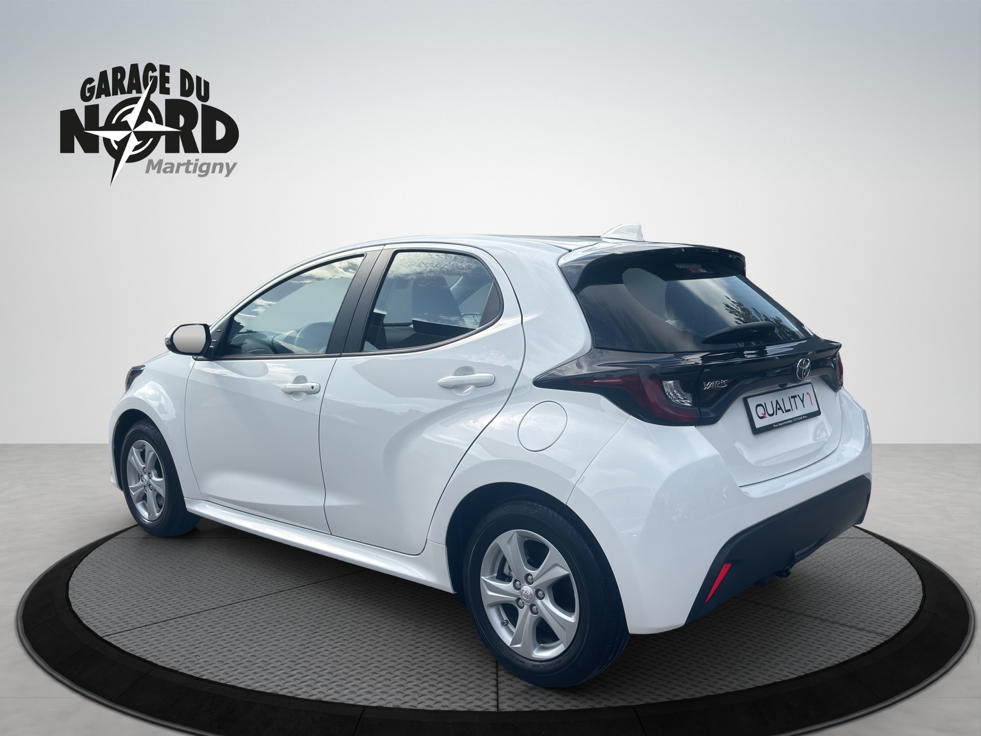 TOYOTA Yaris 1.5 Comfort e-CVT-showroom-element-3