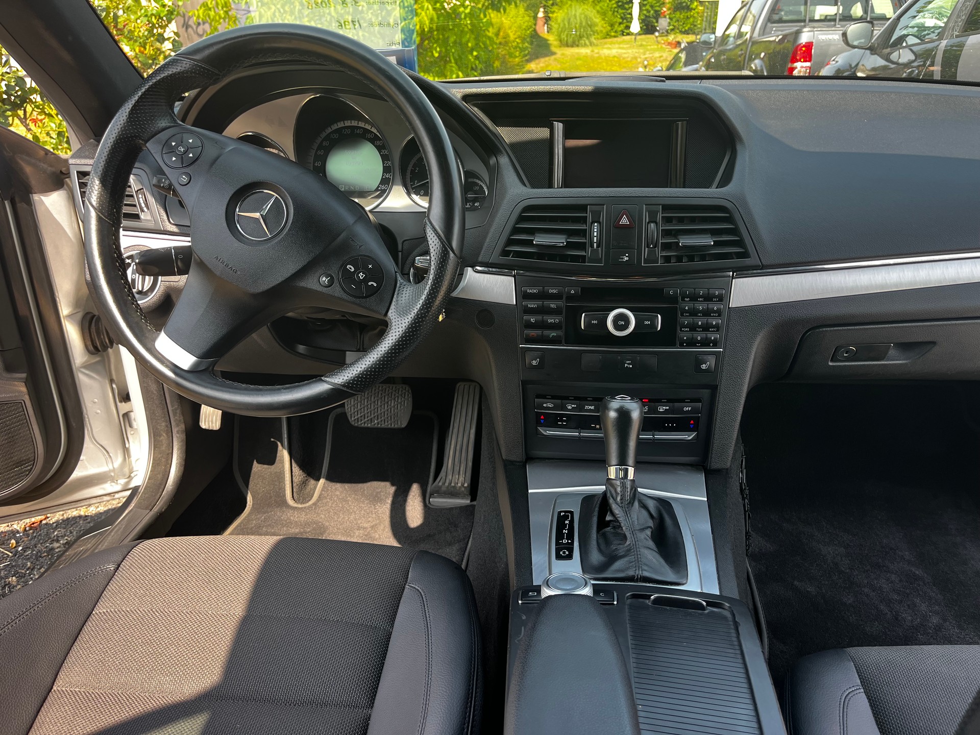 MERCEDES-BENZ E 250 CGI BlueEfficiency Automatic-image-9
