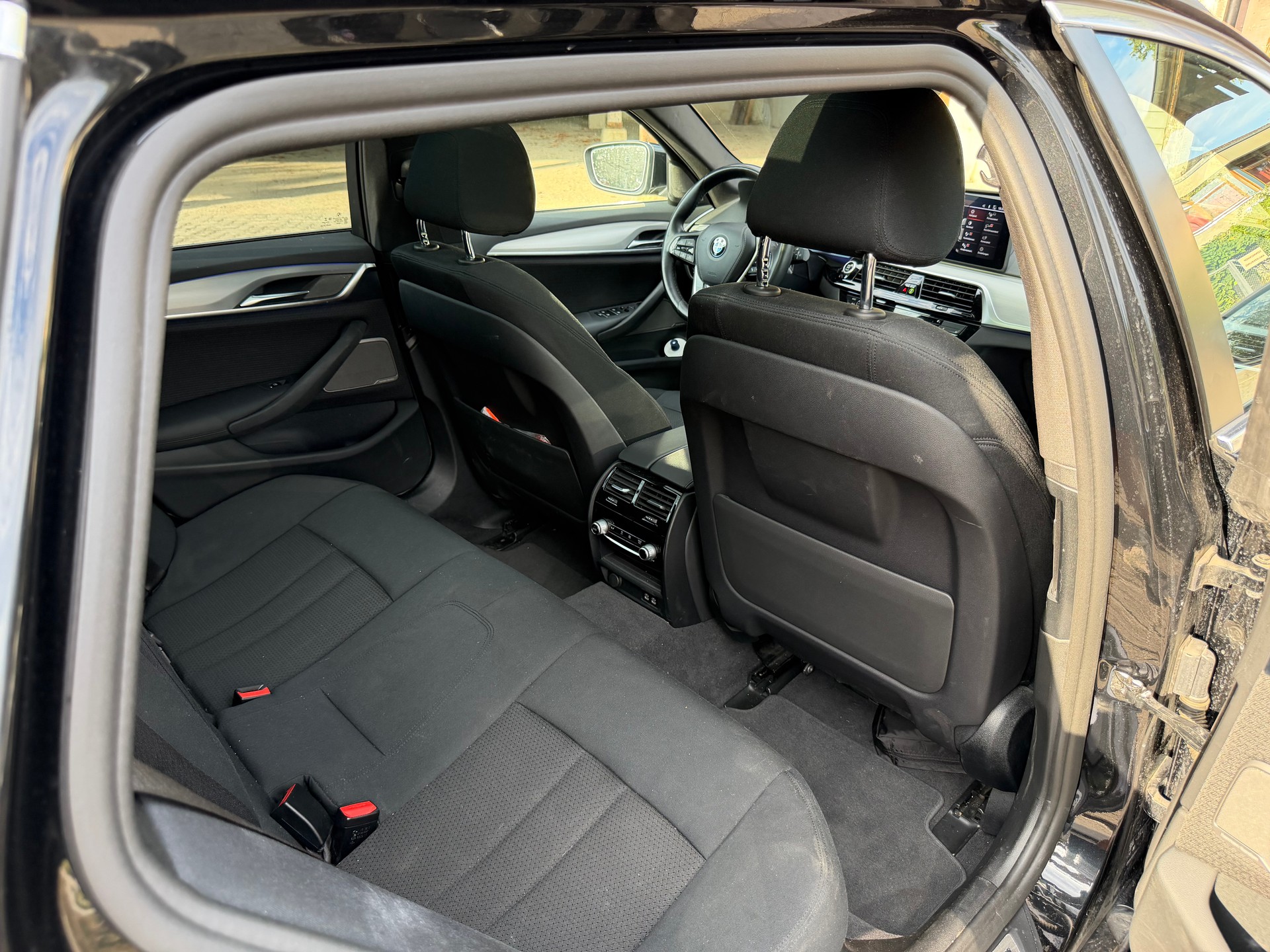 BMW 530d xDrive-image-10