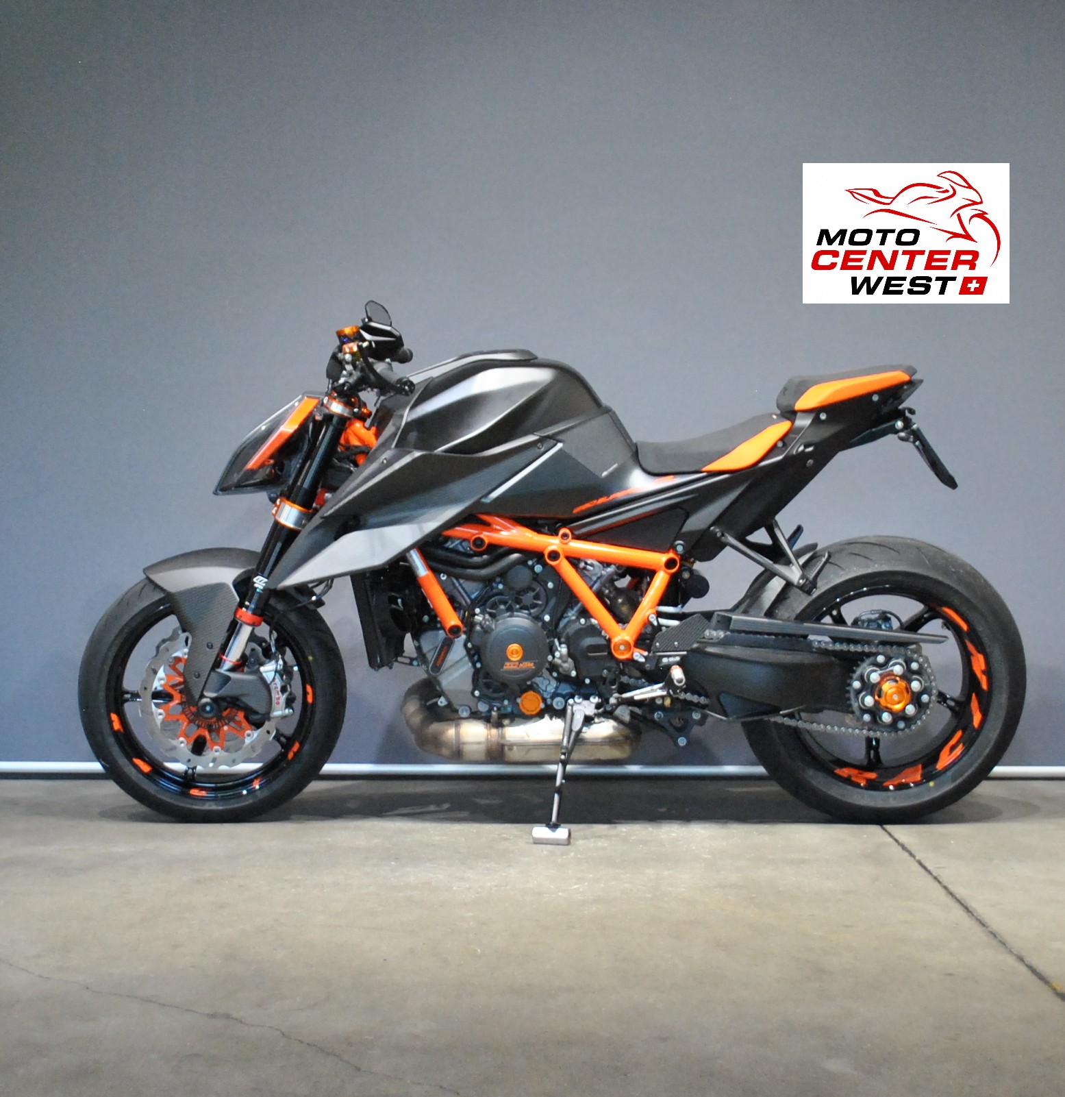 KTM 1290 Super Duke R-showroom-element-2