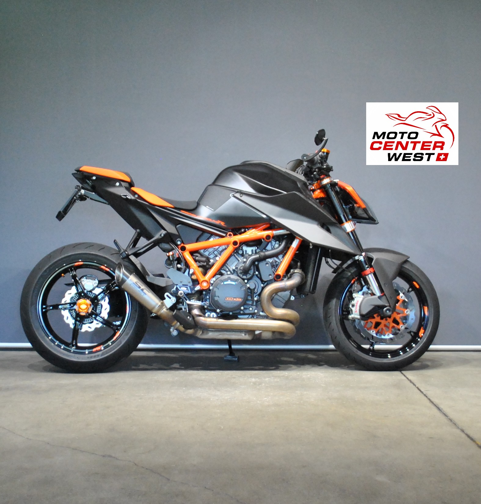 KTM 1290 Super Duke R-showroom-element-1