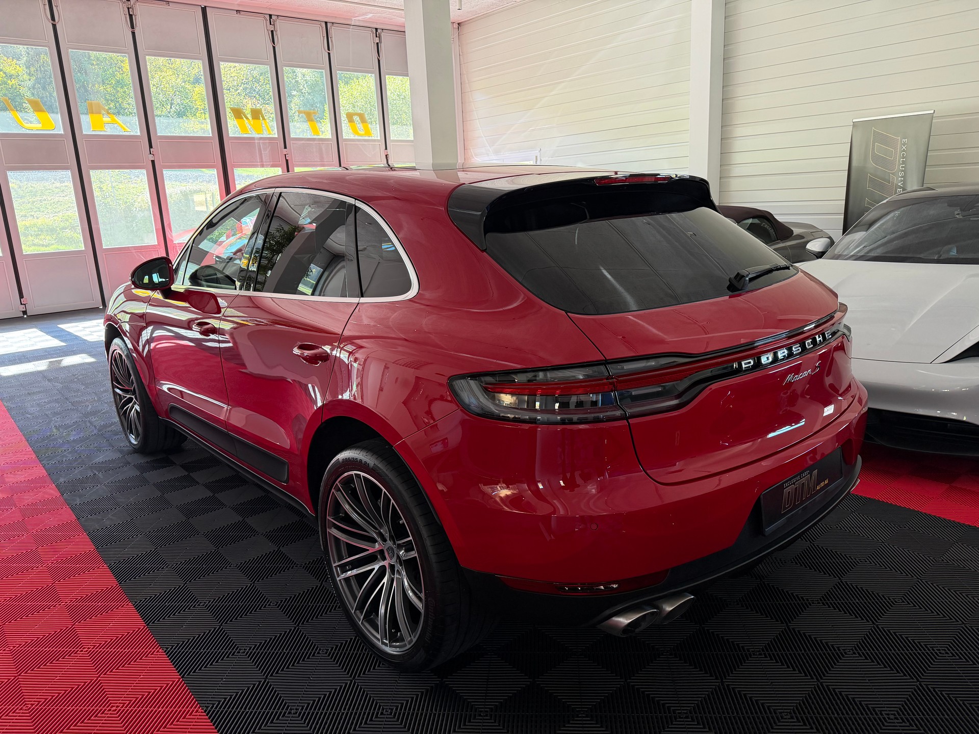 PORSCHE Macan S-showroom-element-2