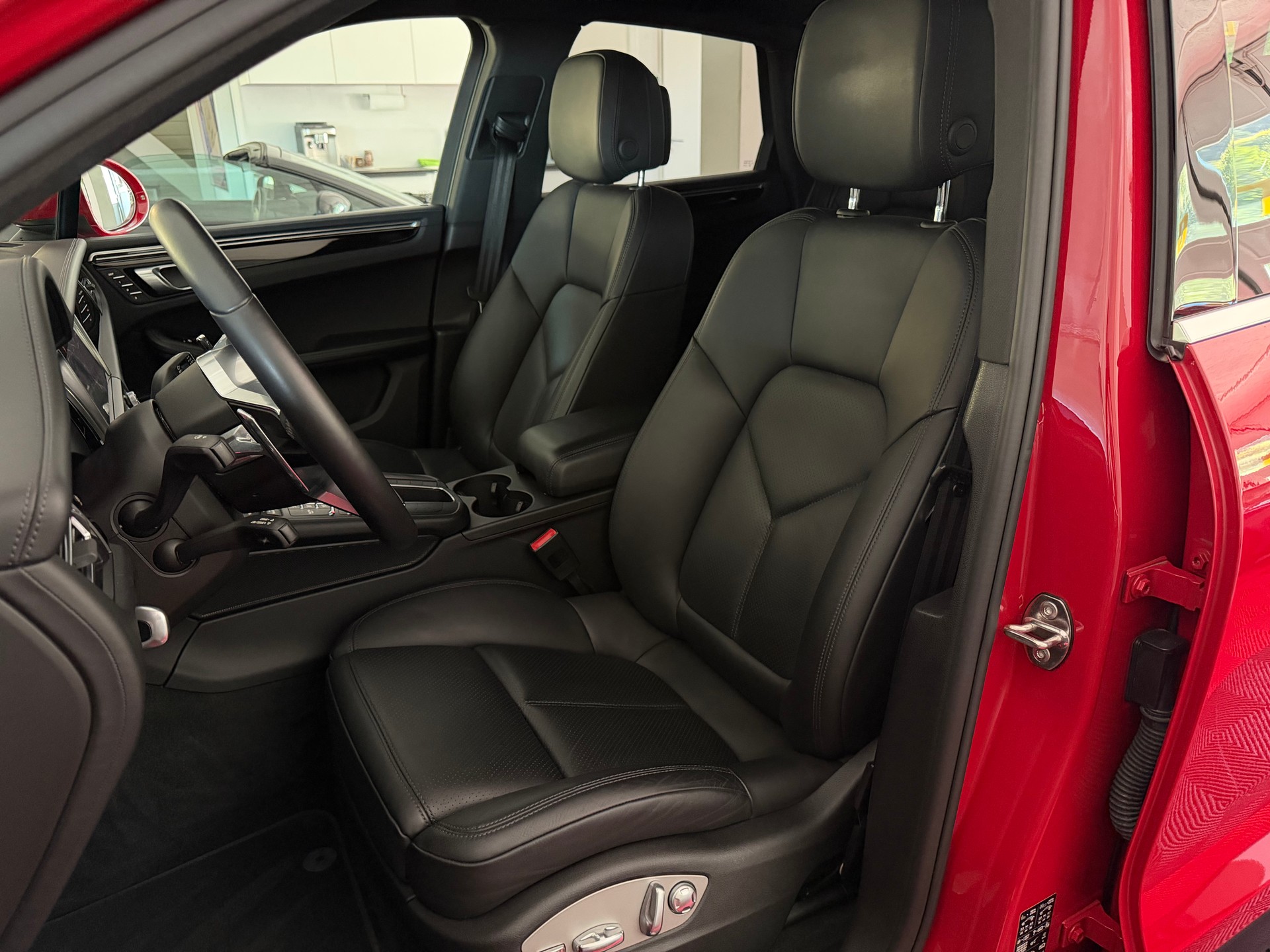 PORSCHE Macan S-image-12