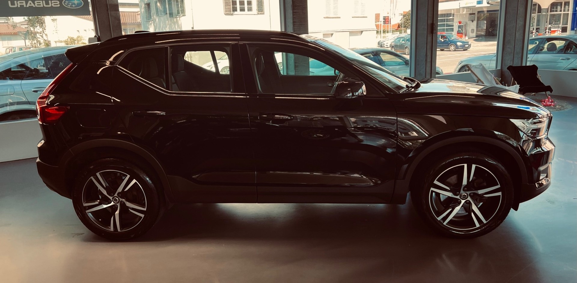 VOLVO XC40 D4 AWD R-Design Geartronic-showroom-element-3