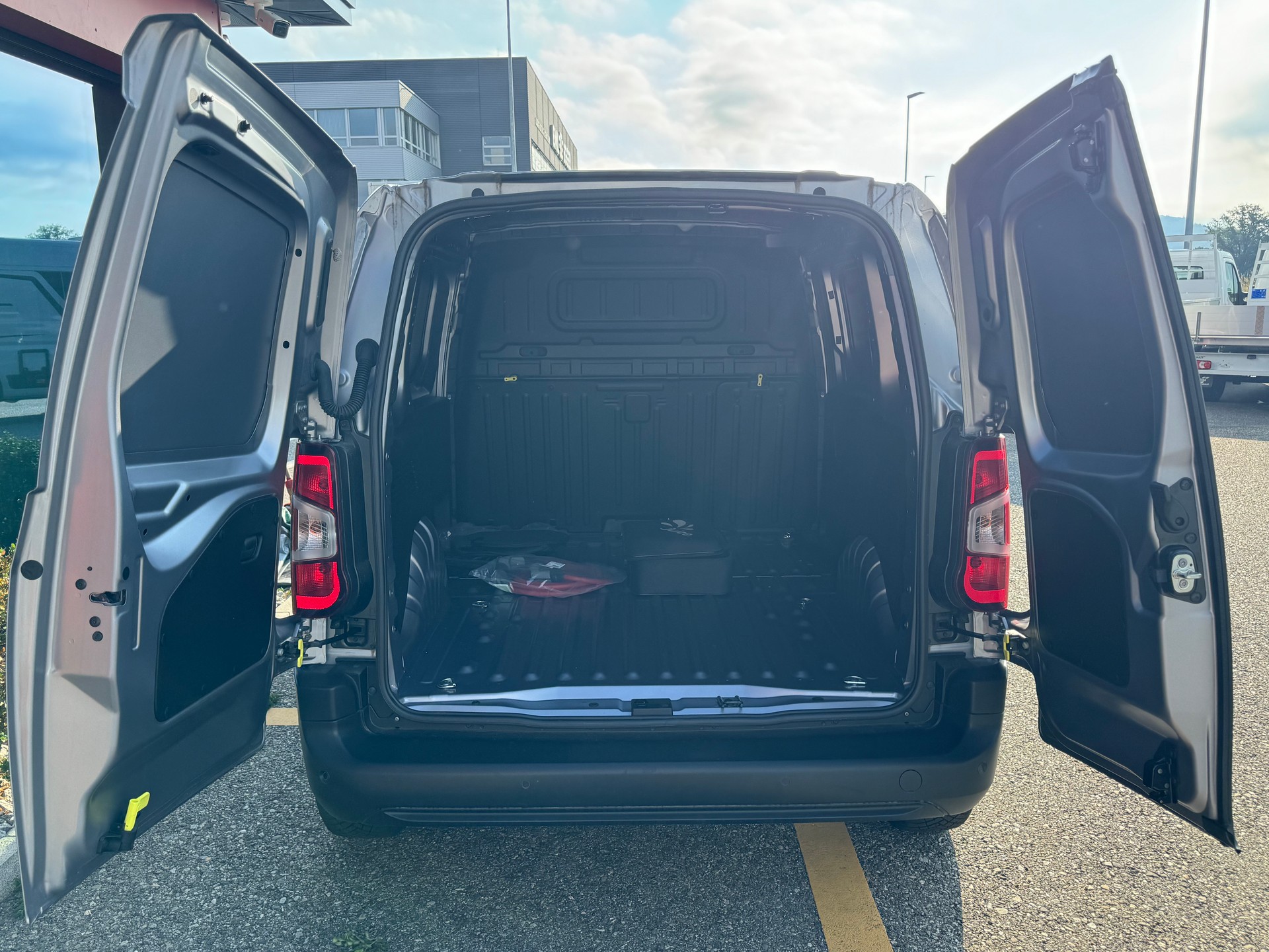 FIAT E-Doblo L1 50kWh Launch Edition-image-4