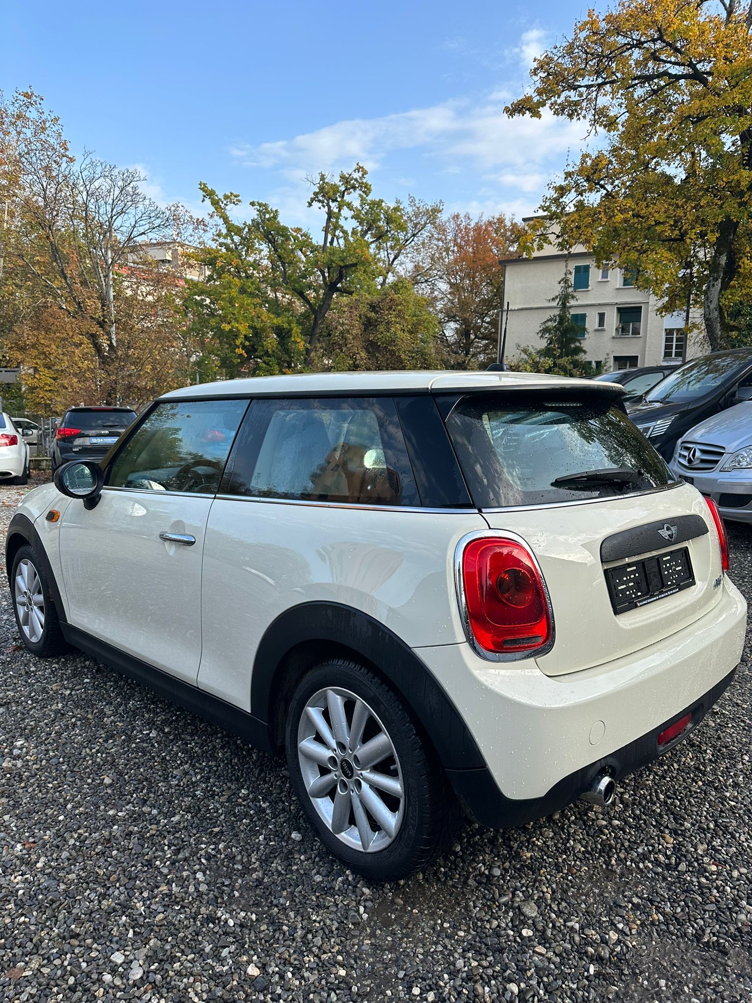 MINI Mini One-showroom-element-3
