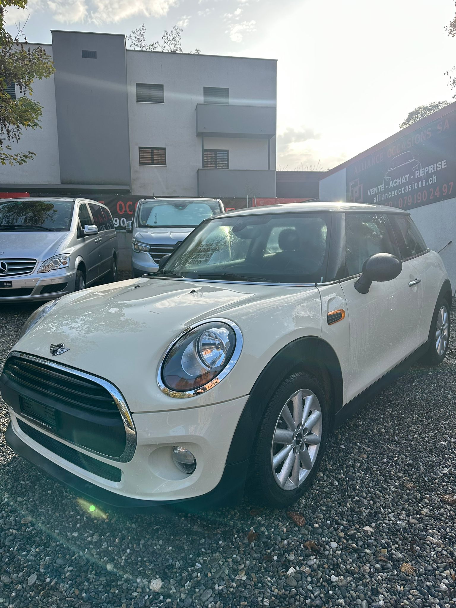 MINI Mini One-showroom-element-2