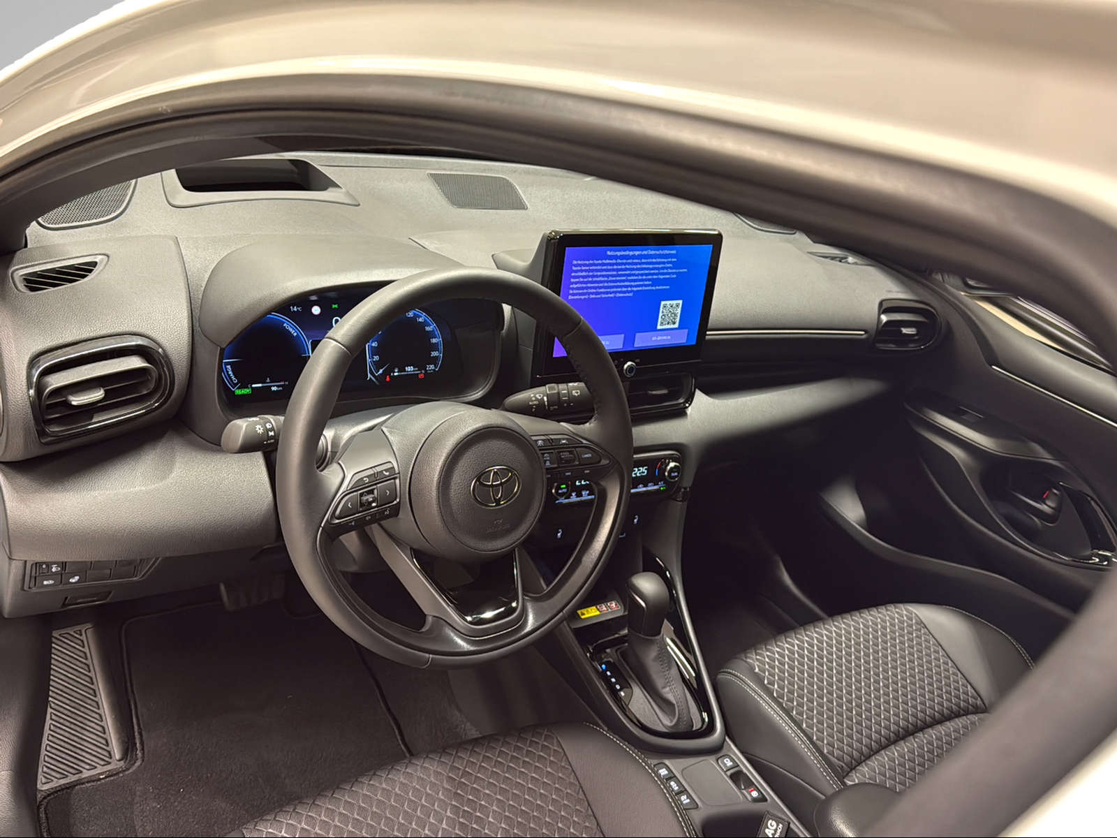 TOYOTA Yaris 1.5 Premium e-CVT-image-8